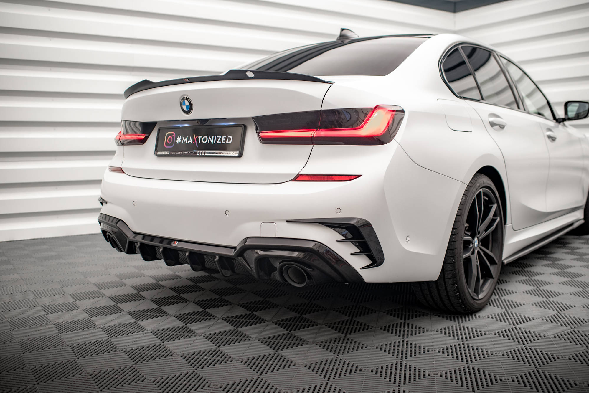 Diffusor Heck Ansatz für BMW 3er M-Paket G20 / G21 (Passend für Fahrzeuge mit Anhängerkupplung)