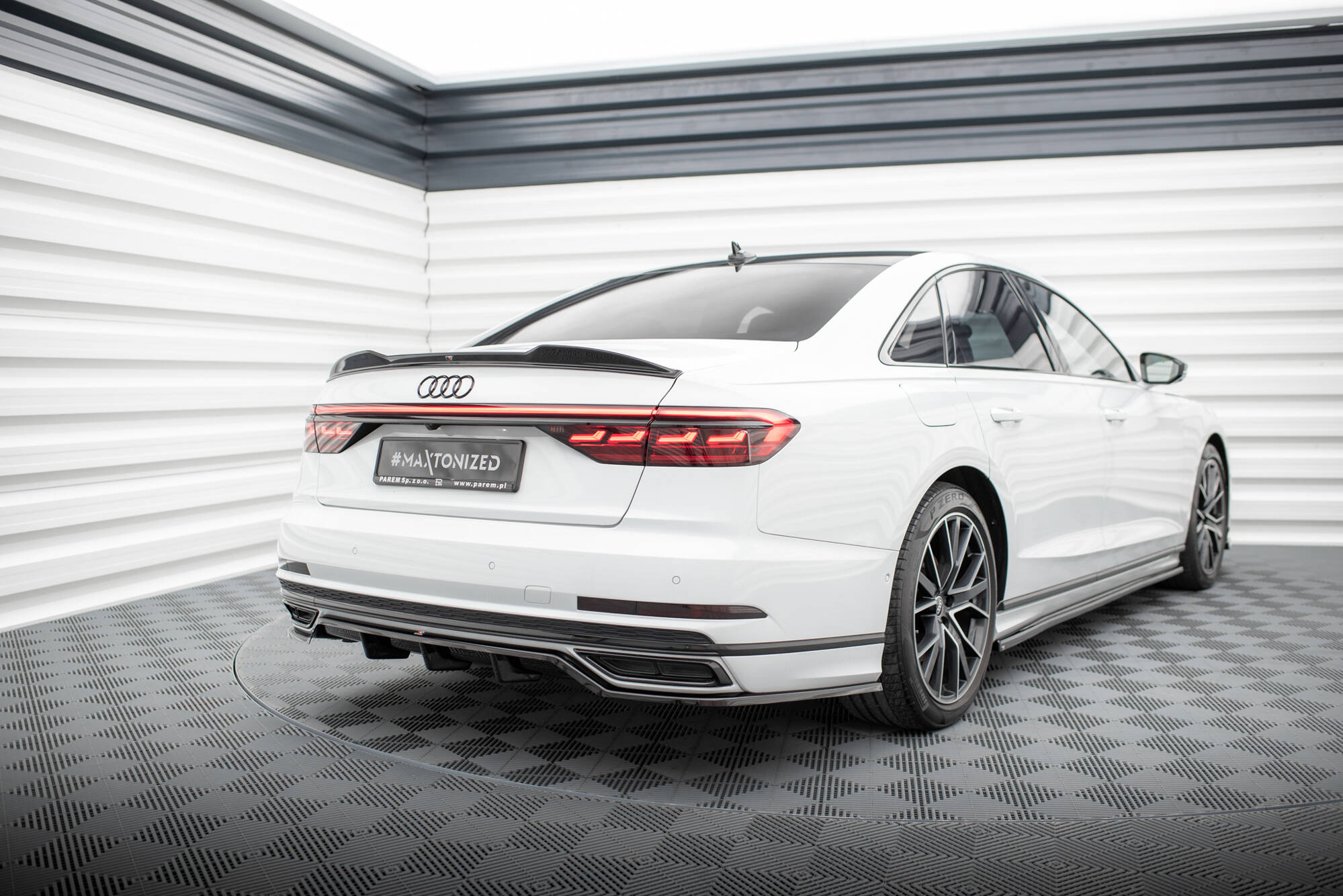 Mittlerer Cup Diffusor DTM Look Heck Ansatz für Audi A8 S-Line D5