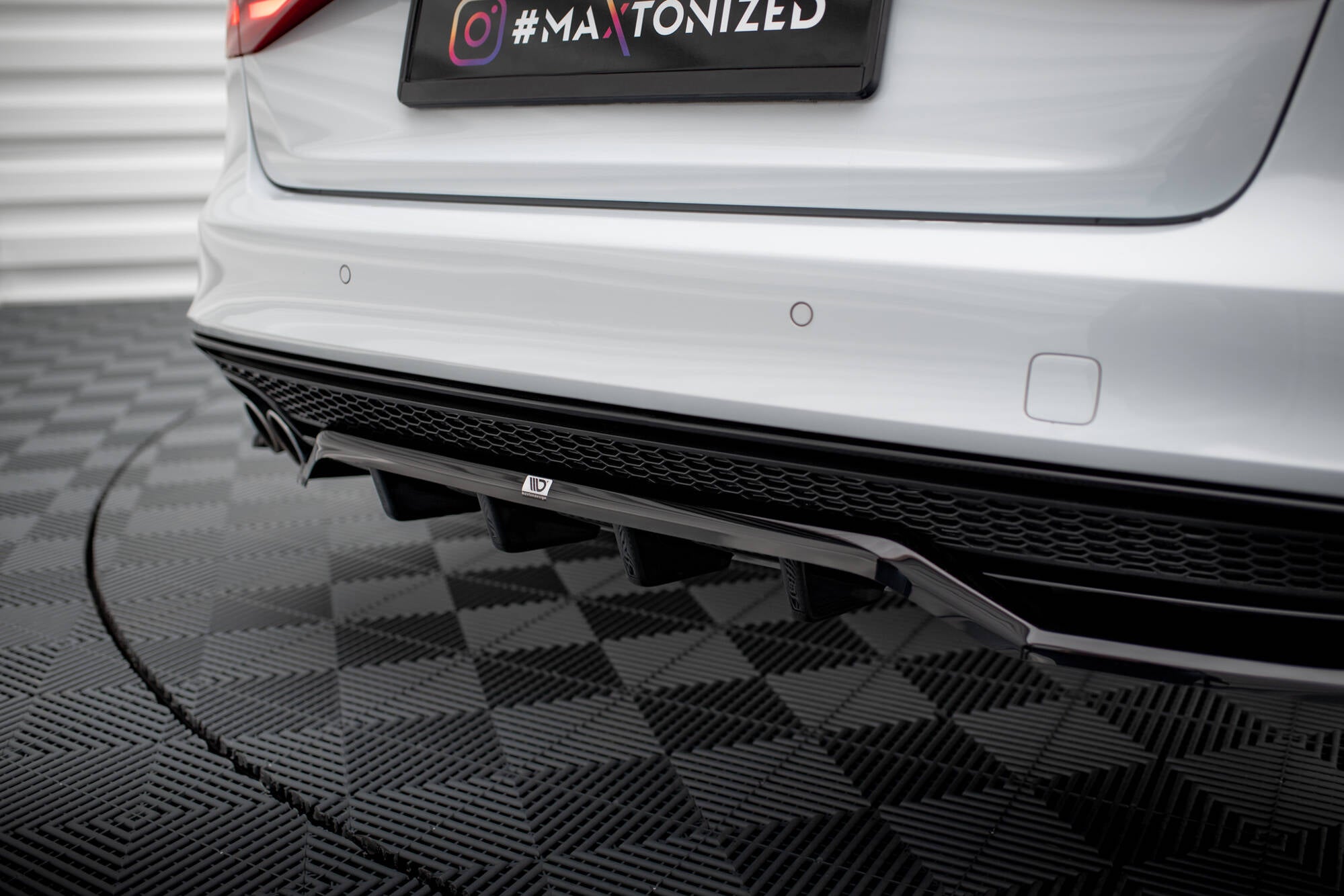 Mittlerer Cup Diffusor DTM Look Heck Ansatz für Audi A4 Competition B8 Facelift