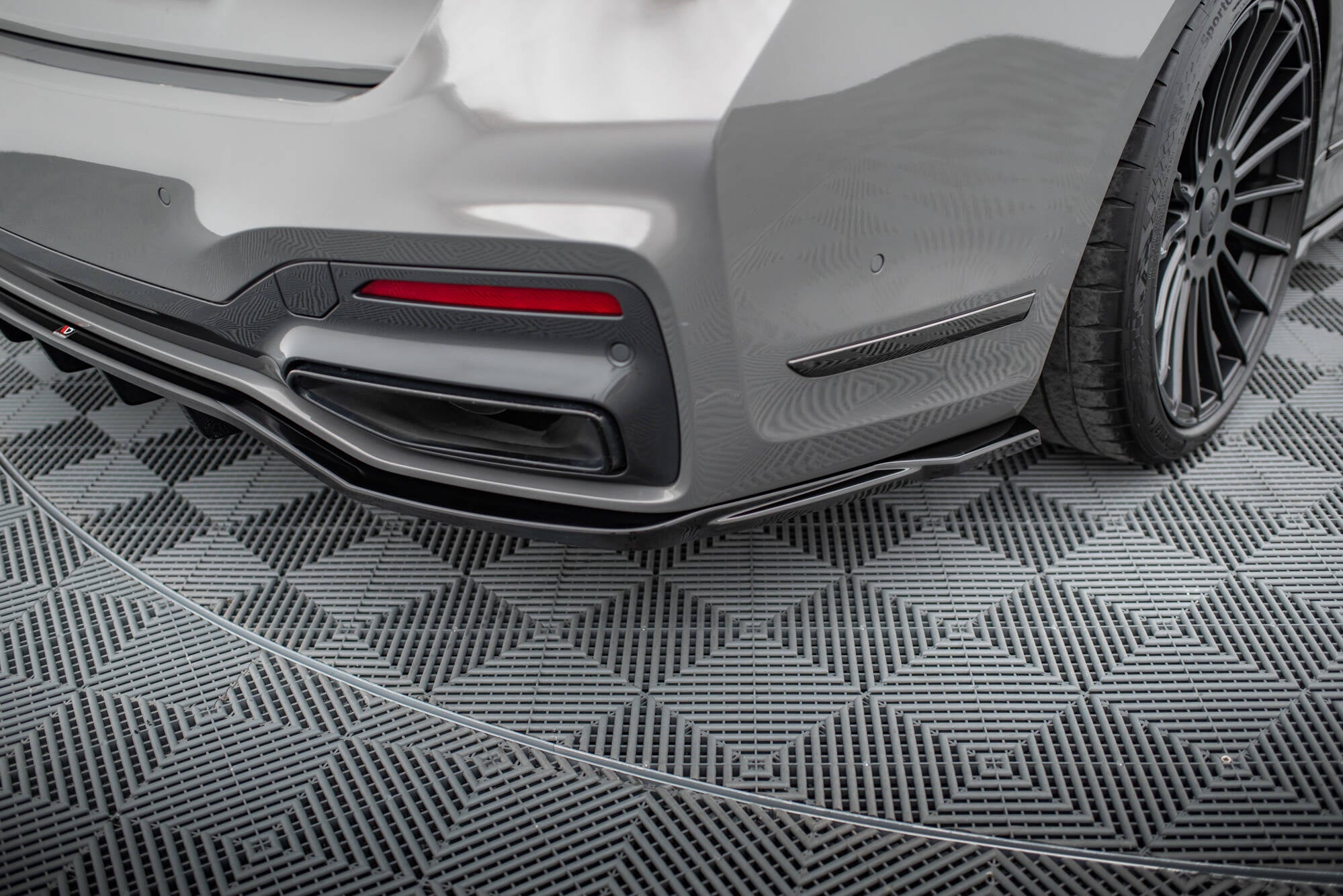 Mittlerer Cup Diffusor V2 DTM Look Heck Ansatz für BMW 7 M - Paket G11 / G12 Facelift