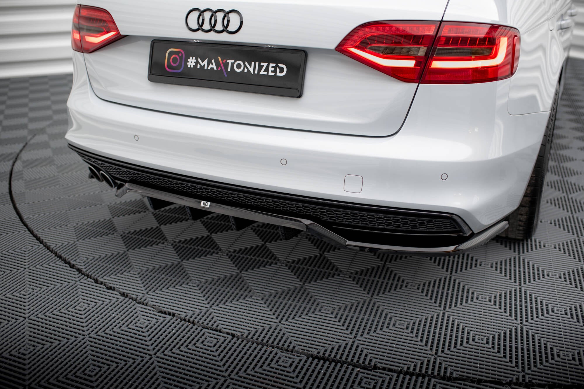Mittlerer Cup Diffusor DTM Look Heck Ansatz für Audi A4 Competition B8 Facelift