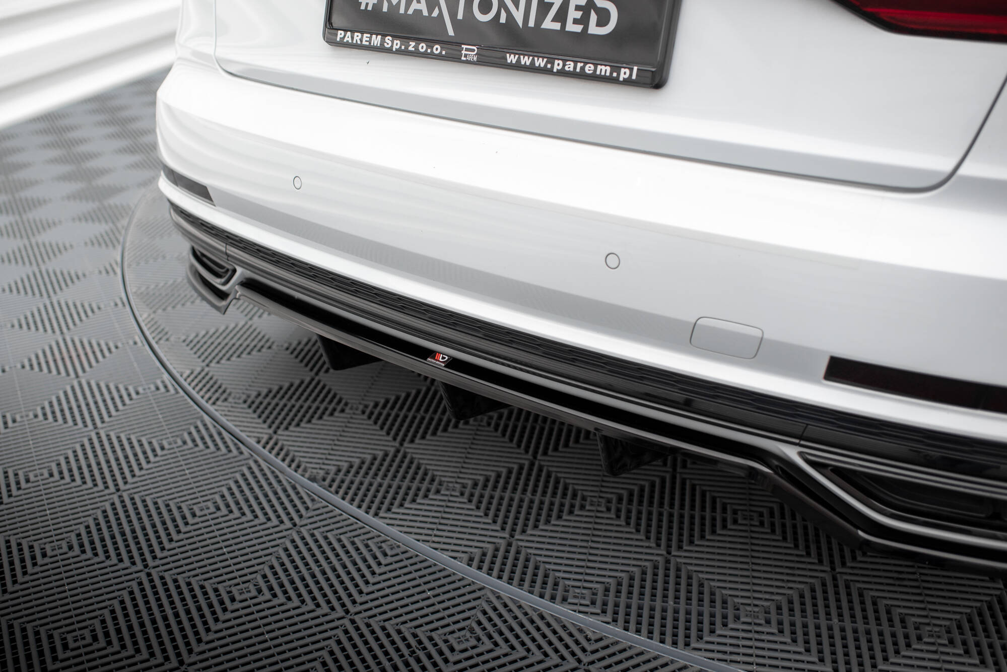 Mittlerer Cup Diffusor DTM Look Heck Ansatz für Audi A8 S-Line D5