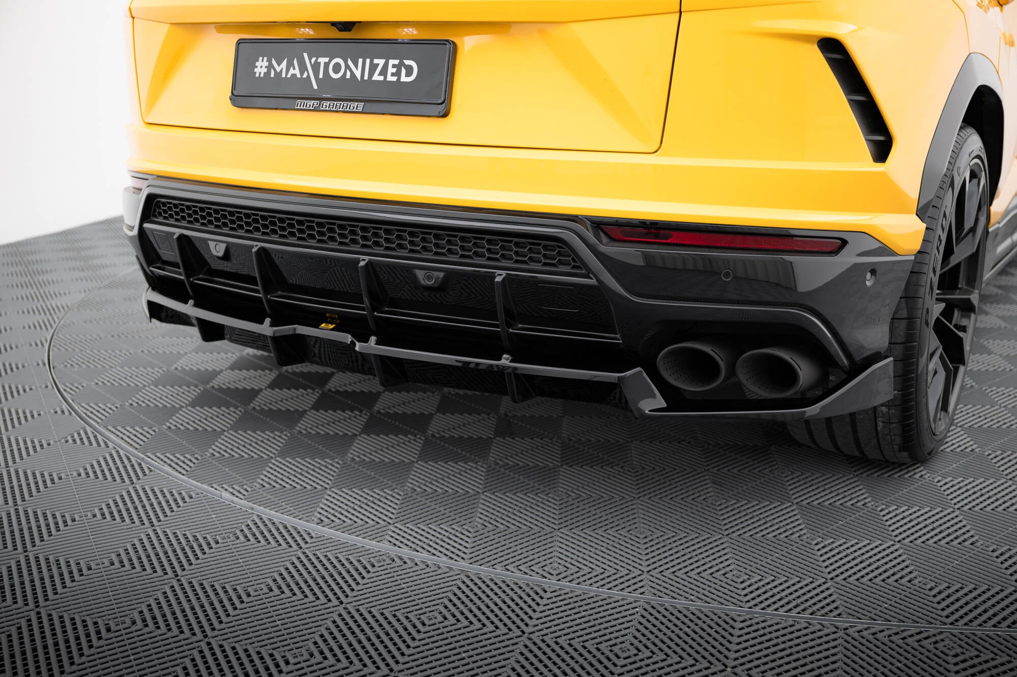 Mittlerer Cup Diffusor DTM Look Heck Ansatz für Lamborghini Urus Mk1