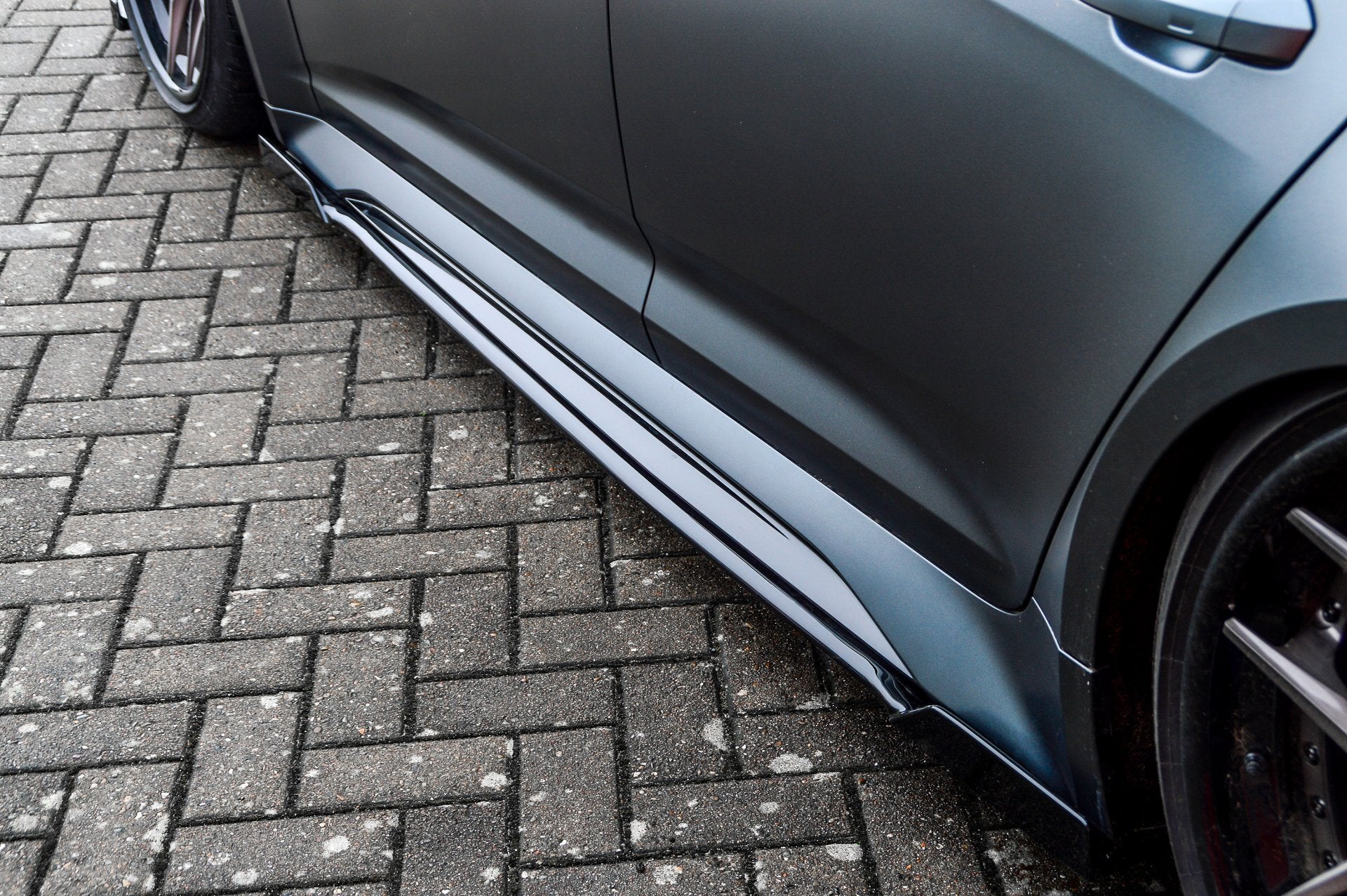 Seitenschweller mit Wing vorne und hinten passend für Audi RS6 C8