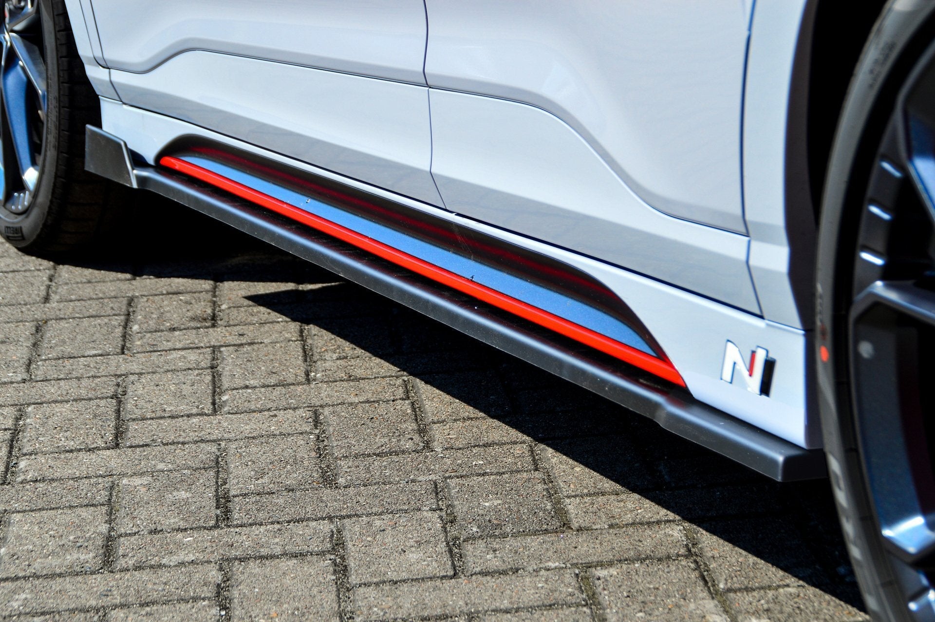 Cup Seitenschweller mit Wing vorne passend für Hyundai Kona N + N-Line