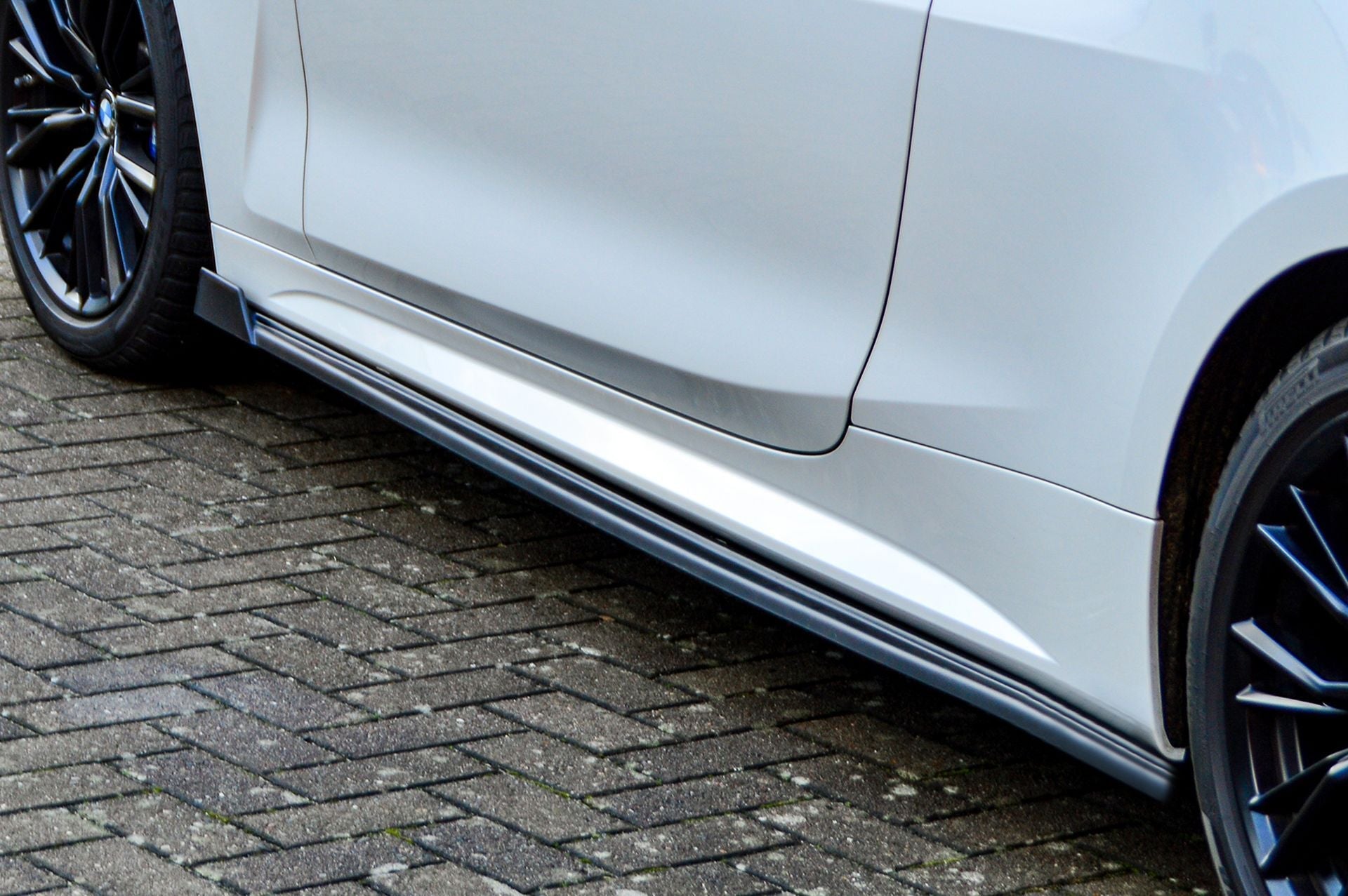 Cup Seitenschweller mit Wings vorne passend für BMW 4er G22 G23