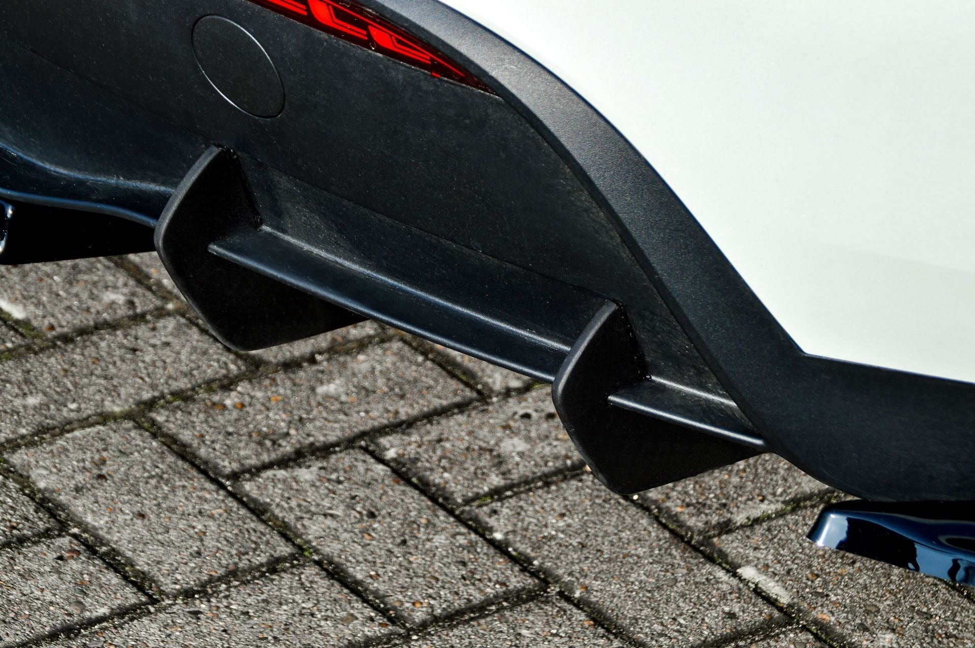 Gefräster Heckansatz mit 4 Finnen aus ABS passend für Tesla Model Y