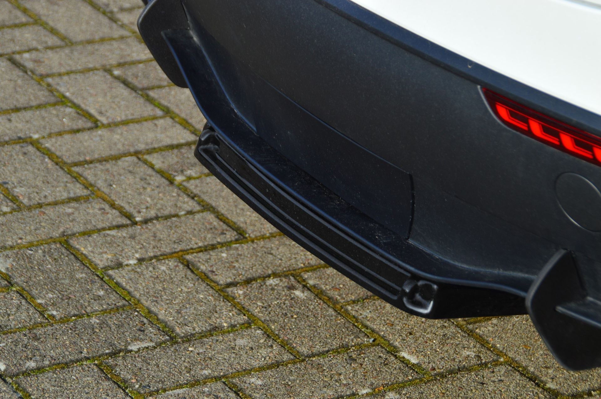 Gefräster Heckansatz mit 4 Finnen + Mittenteil aus ABS passend für Tesla Model Y