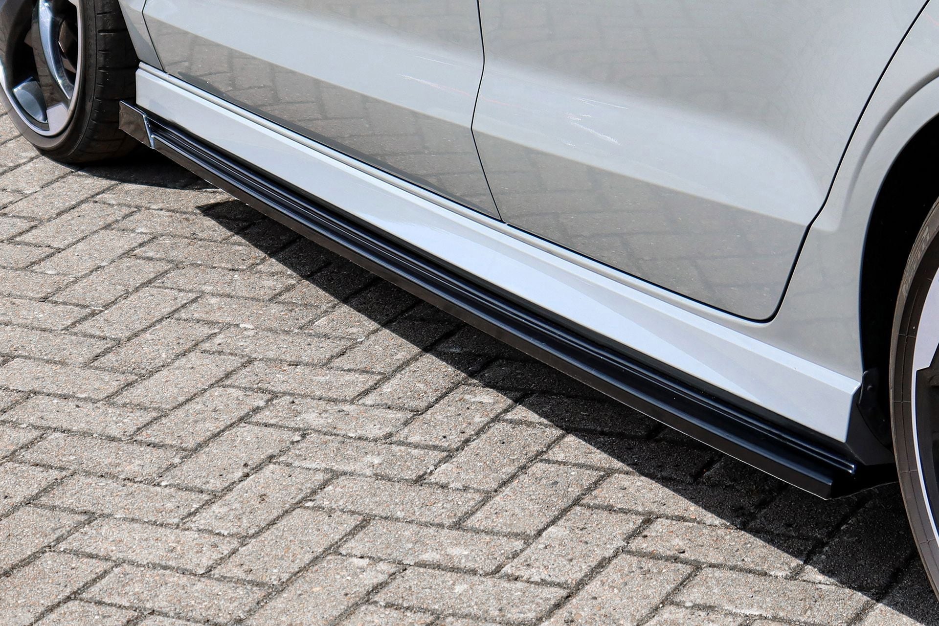 Seitenschweller mit Wings vorne passend für Audi A3 8VS S3 + RS3 Limousine
