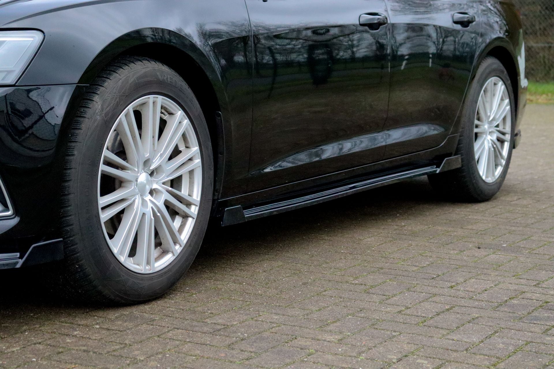 Seitenschwellersatz aus ABS mit seitlichem Wing vorne + hinten passend für Audi A6 C8 Typ F2