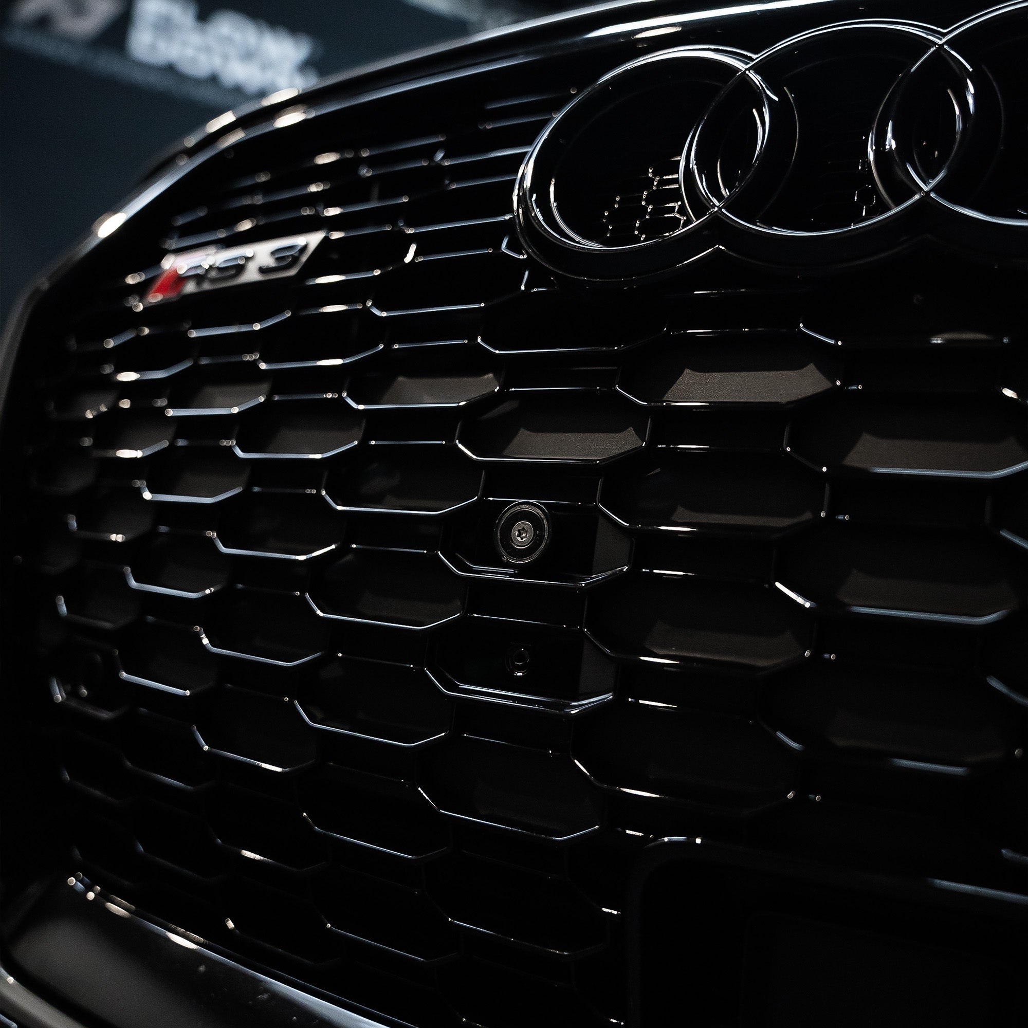 FLOW DOWN® Magnet-Kennzeichenhalter für Audi S3/RS3 8V – Rahmenlose Magnet-Kennzeichenhalter für eine unsichtbare, sichere und schnelle Befestigung. Ideal für Fotoshootings und ein cleanes Fahrzeug-Design. Kompatibel mit Alu- und 3D-Kennzeichen sowie internationalen Nummernschildern.