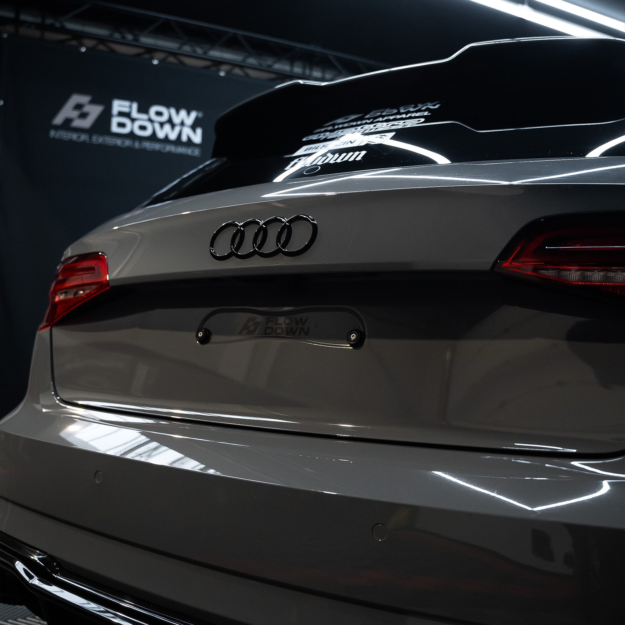 FLOW DOWN® Magnet-Kennzeichenhalter für Audi S3/RS3 8V – Rahmenlose Magnet-Kennzeichenhalter für eine unsichtbare, sichere und schnelle Befestigung. Ideal für Fotoshootings und ein cleanes Fahrzeug-Design. Kompatibel mit Alu- und 3D-Kennzeichen sowie internationalen Nummernschildern.