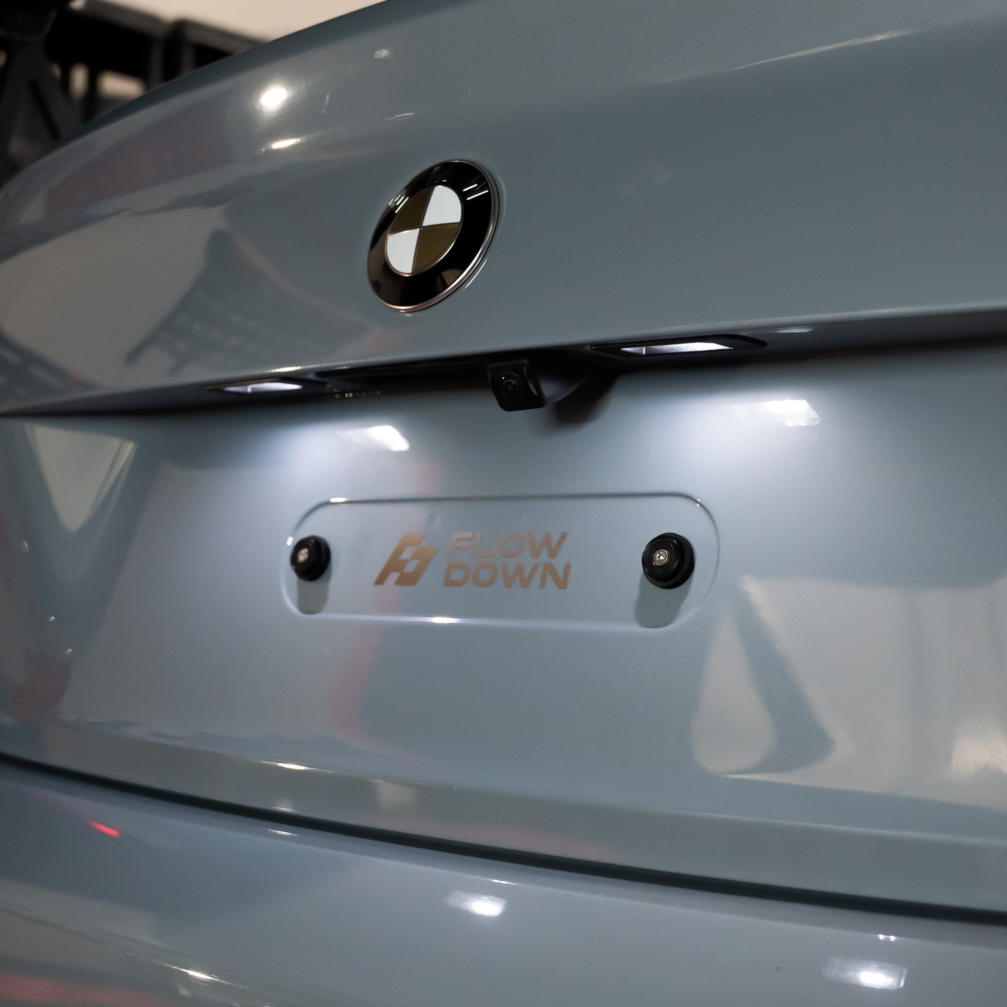 FLOW DOWN® Magnet-Kennzeichenhalter für BMW M3/M4 (G80/G81/G82/G83) – Rahmenlose Magnet-Kennzeichenhalter für eine unsichtbare, sichere und schnelle Befestigung. Ideal für Fotoshootings und ein cleanes Fahrzeug-Design. Kompatibel mit Alu- und 3D-Kennzeichen sowie internationalen Nummernschildern.