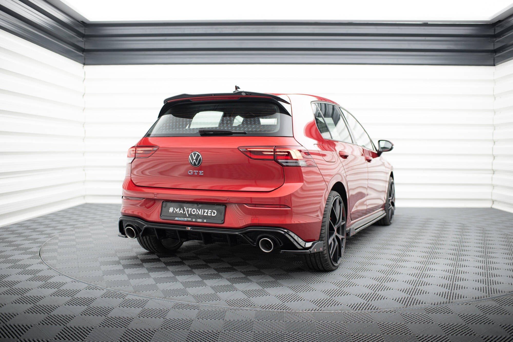Maxton Design - Diffusor Heck Ansatz + Endrohre für VW Golf GTE / R - Line Mk8 / Mk8 Facelift - Aerowerk.