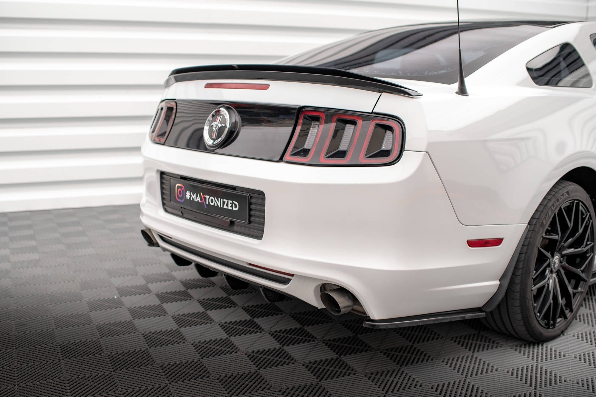 Maxton Design - Diffusor Heck Ansatz für Ford Mustang Mk5 Facelift - Aerowerk.