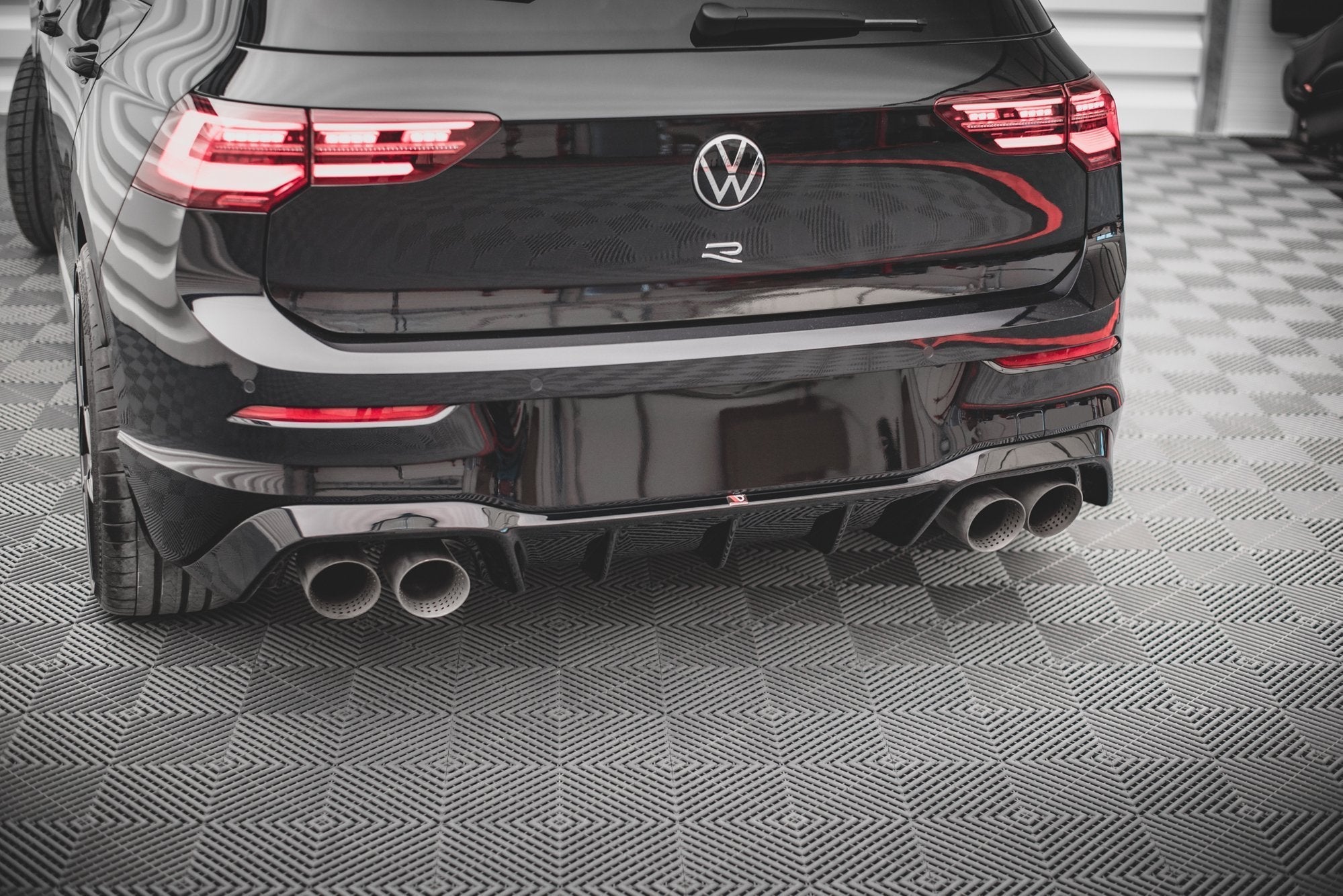 Maxton Design - Diffusor V1 Heck Ansatz für VW Golf R Mk8 Facelift - Aerowerk.