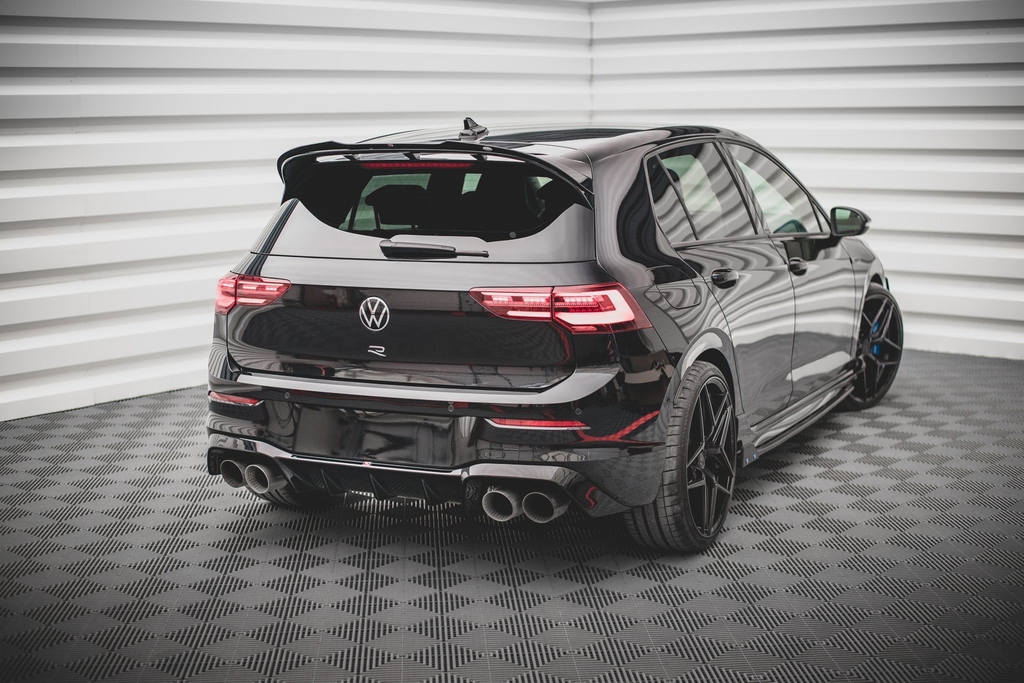 Maxton Design - Diffusor V1 Heck Ansatz für VW Golf R Mk8 Facelift - Aerowerk.