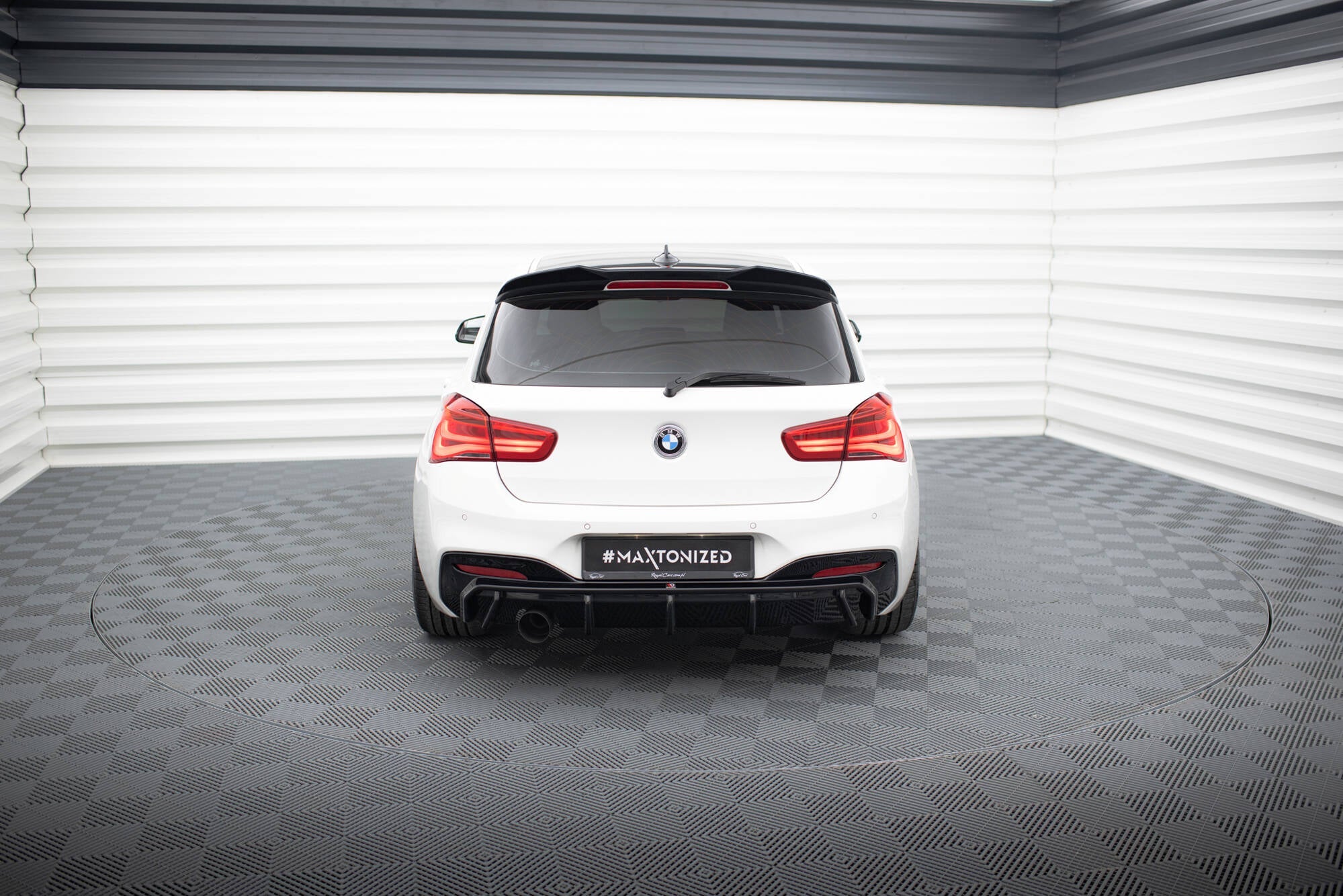 Maxton Design - Diffusor V.3 Heck Ansatz für BMW 1er M - Paket F20 Facelift (Einzelauspuff li.) - Aerowerk.