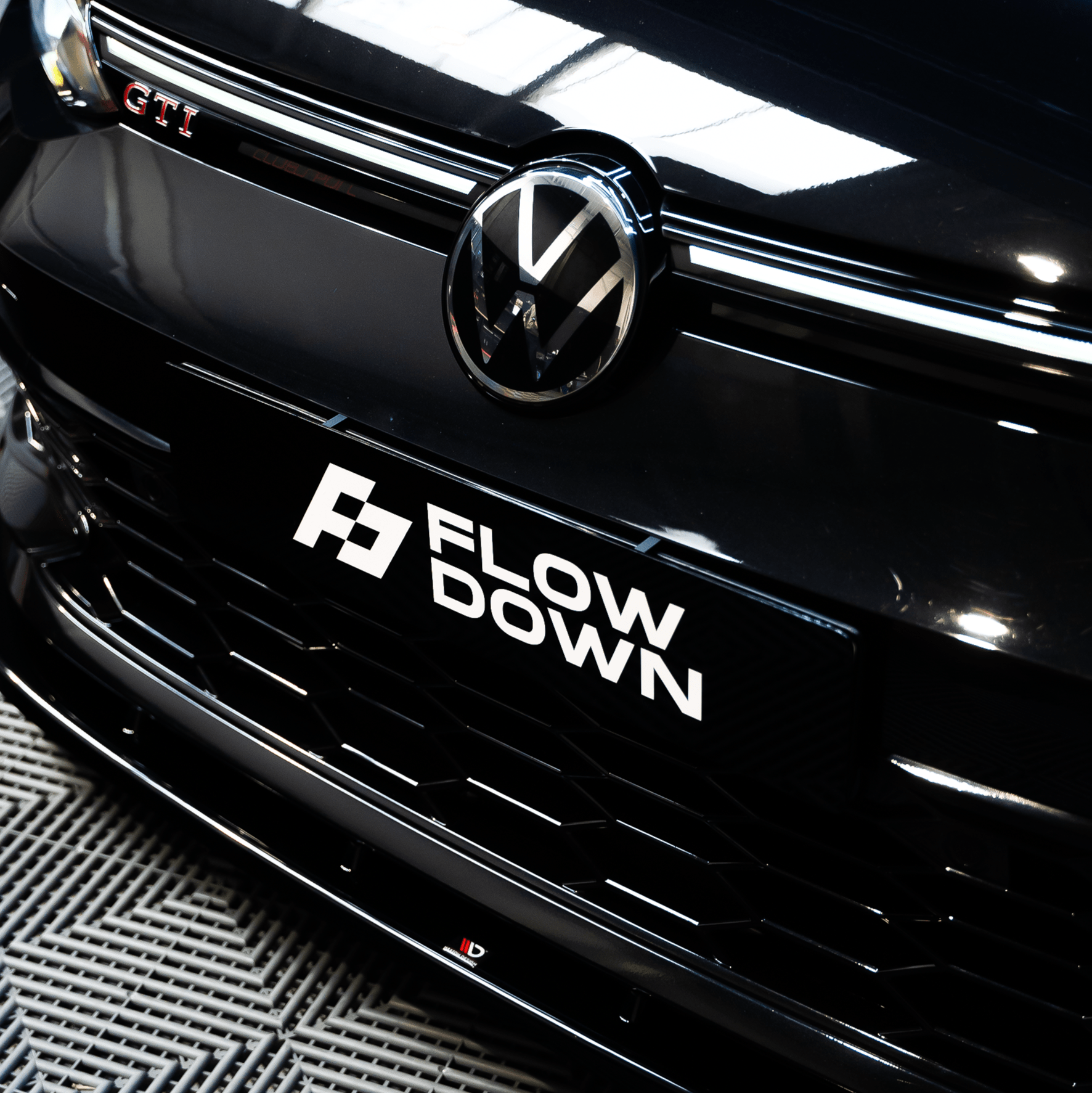 Hochwertiges Show-Kennzeichen aus Acryl mit glänzendem Finish – stilvolle Optik für Fahrzeugpräsentationen. Einfache Befestigung mit mitgelieferten Halterungen, universelle Passform für Standardkennzeichenhalterungen. Perfekt für Show-Veranstaltungen und Fotoshootings.