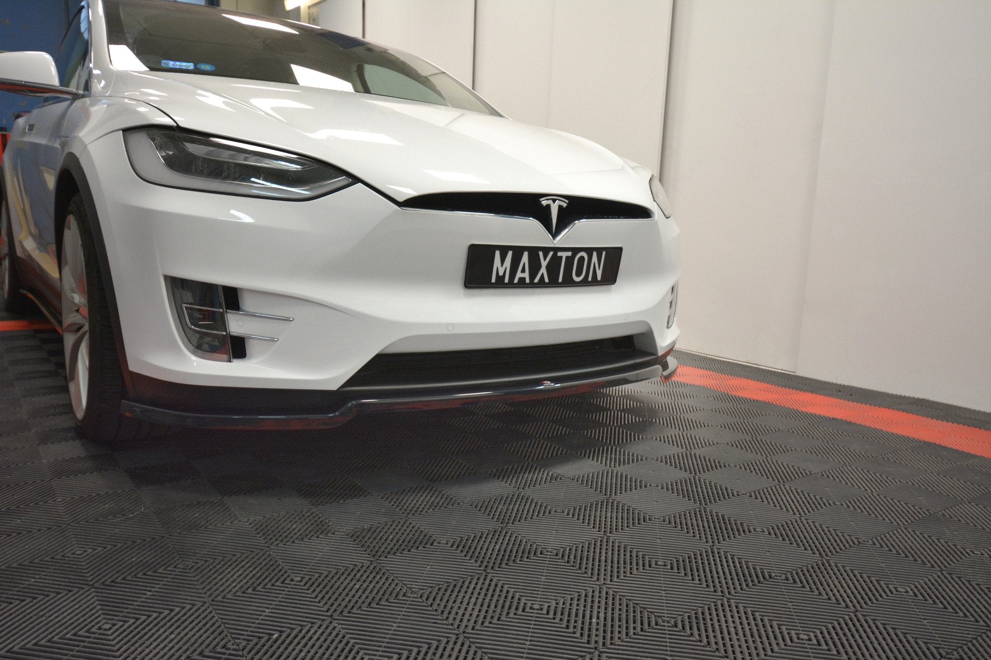 Maxton Design - Frontlippe V1 für TESLA MODEL X - Aerowerk.
