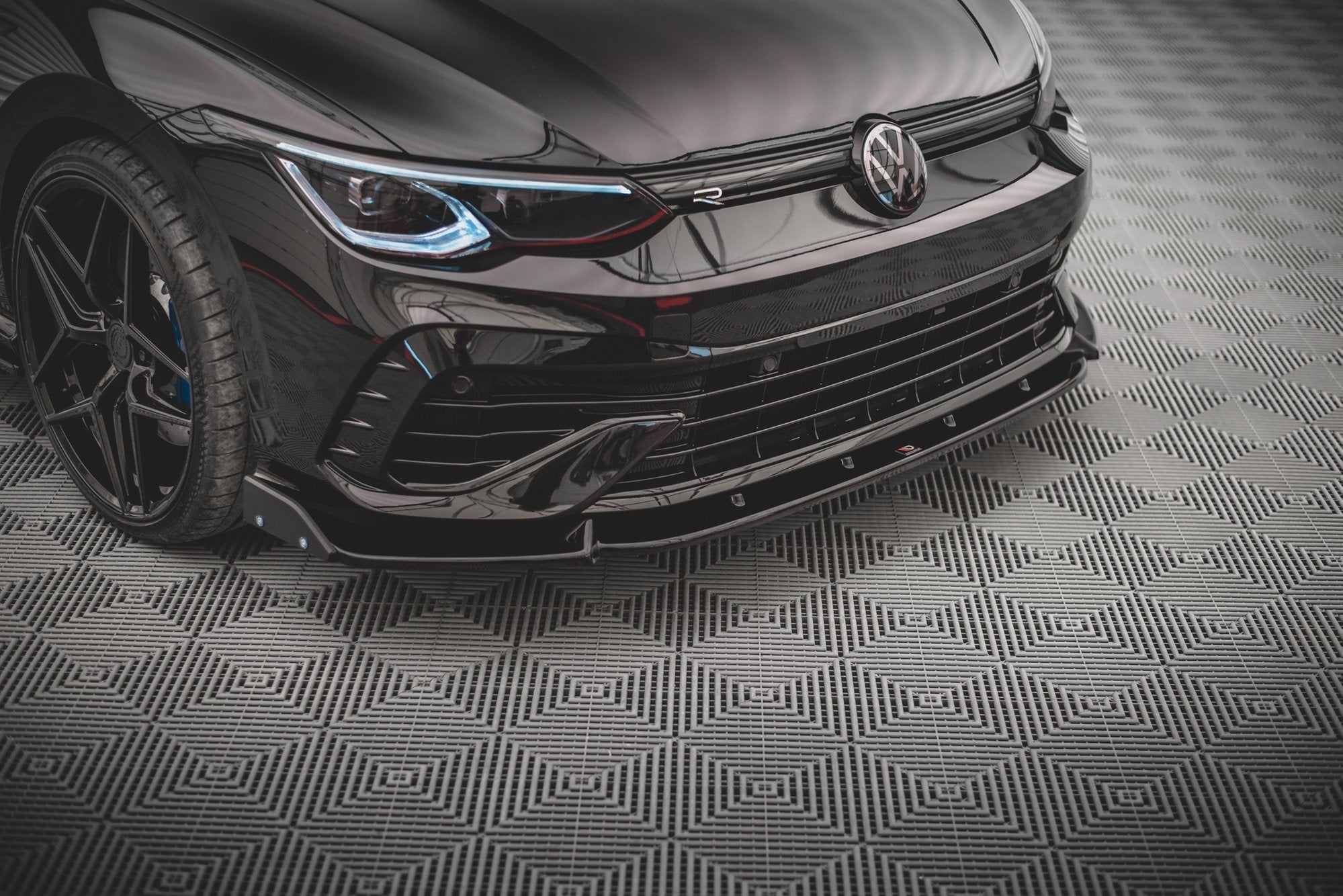 Maxton Design - Frontlippe V2 + Flaps für VW Golf R Mk8 - Aerowerk.