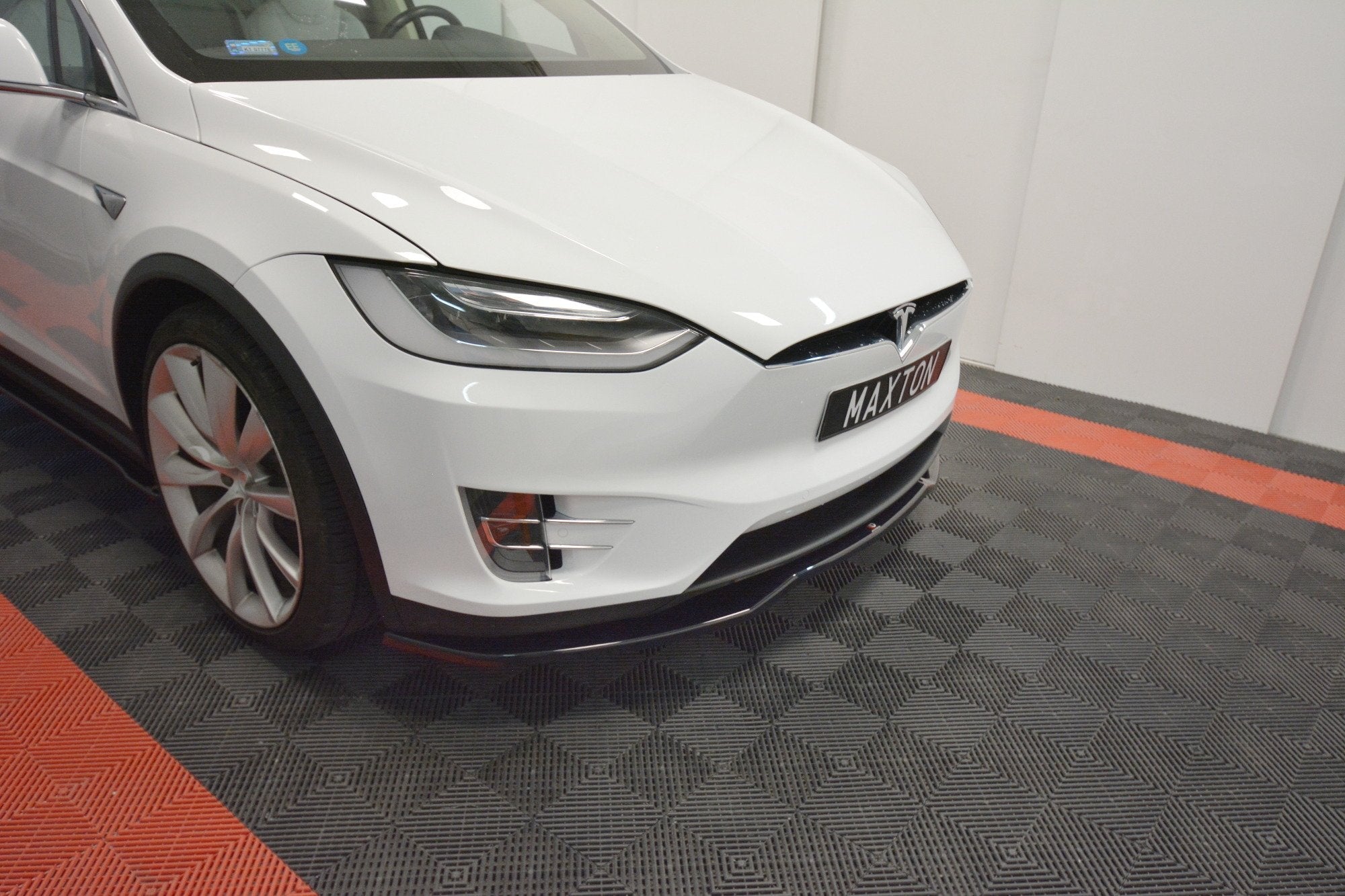 Maxton Design - Frontlippe V2 für TESLA MODEL X - Aerowerk.