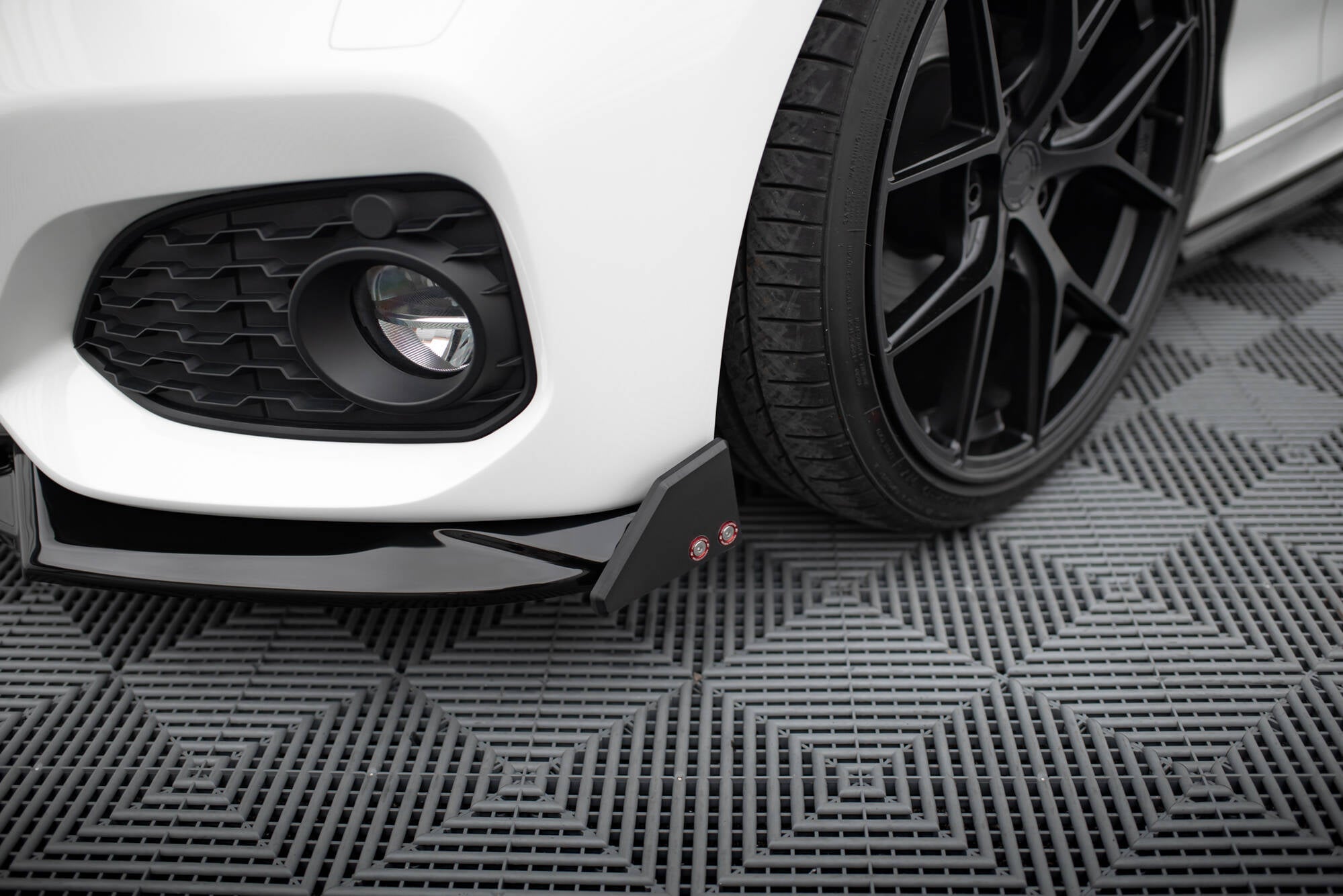 Maxton Design - Frontlippe V.5 + Flaps für BMW 1er M - Paket / M140i F20 Facelift - Aerowerk.
