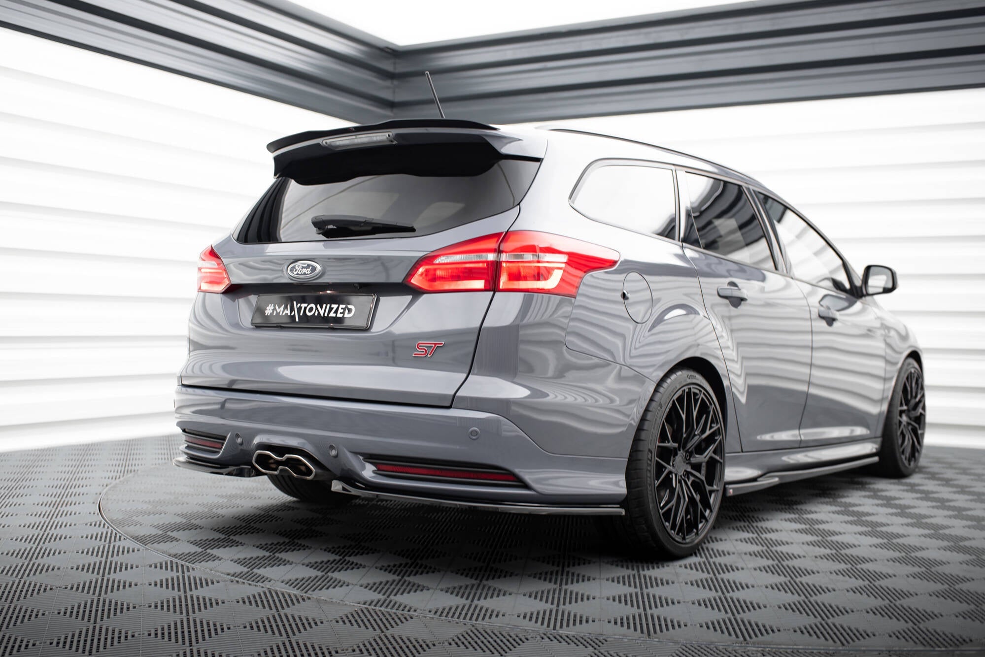 Maxton Design - Heck Ansatz Flaps Diffusor für Ford Focus ST Kombi Mk3 / Mk3 Facelift - Aerowerk.