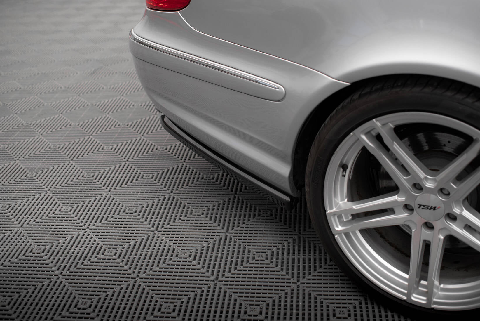 Maxton Design - Heck Ansatz Flaps Diffusor für Mercedes - Benz E 55 AMG W211 - Aerowerk.