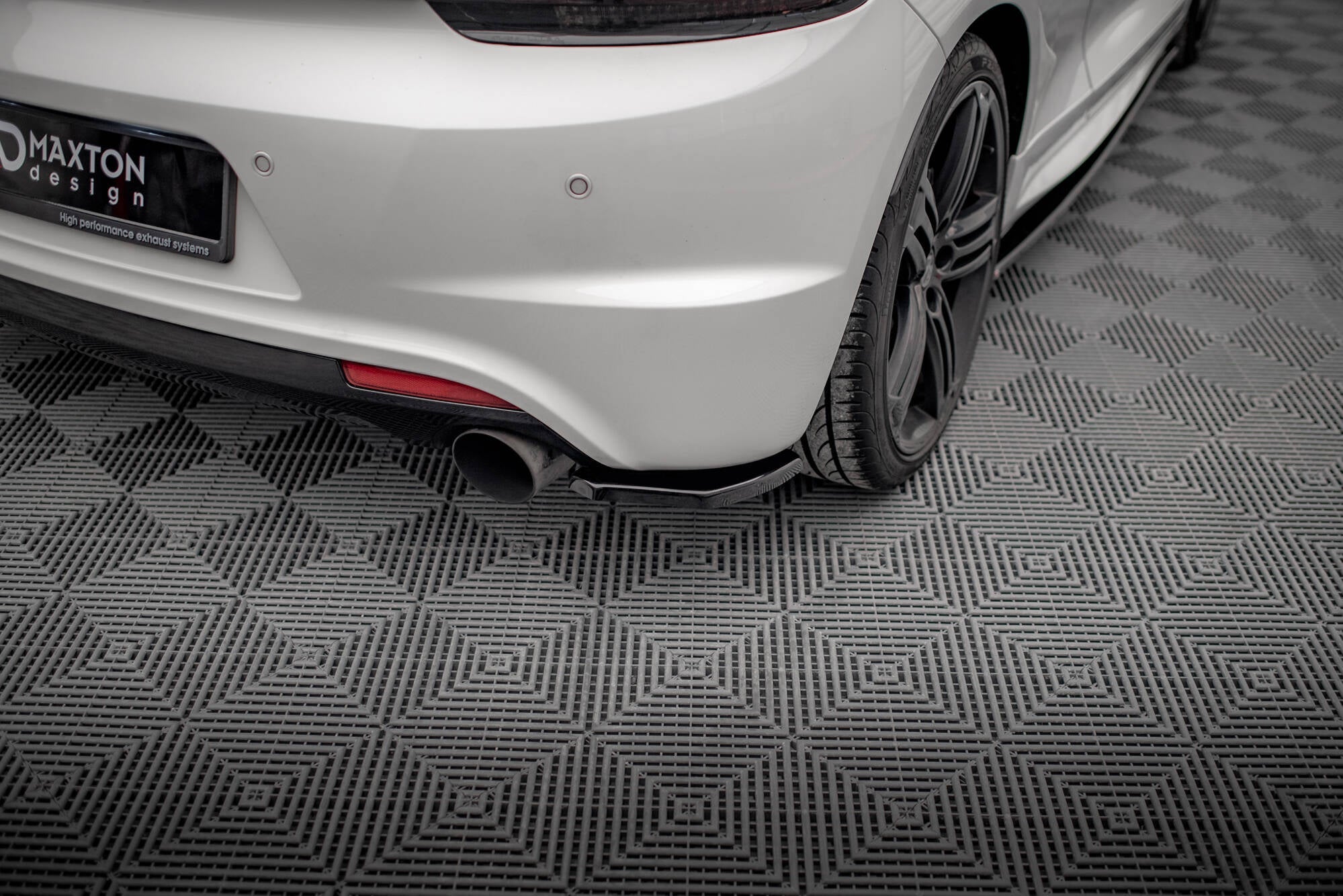Maxton Design - Heck Ansatz Flaps Diffusor für VW SCIROCCO R - Aerowerk.