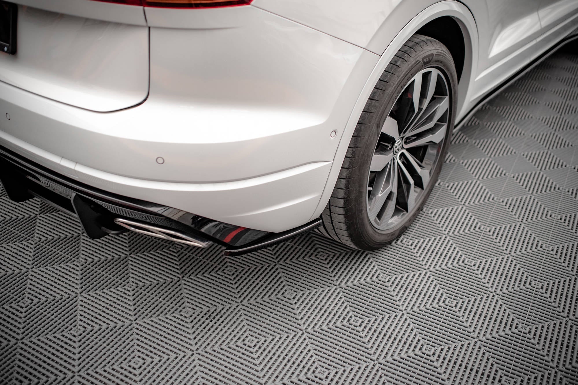 Maxton Design - Heck Ansatz Flaps Diffusor für VW Touareg R - line Mk3 - Aerowerk.