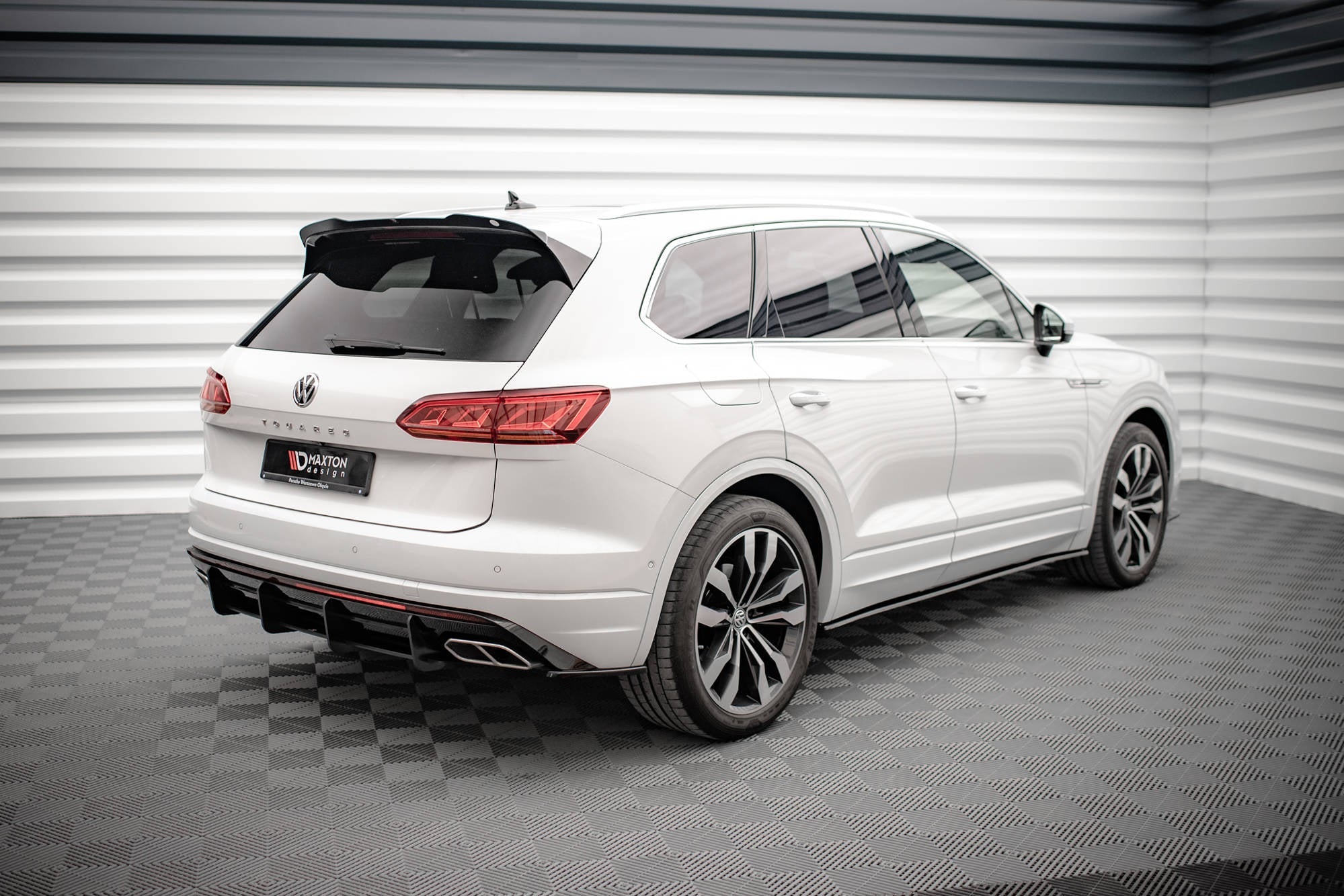 Maxton Design - Heck Ansatz Flaps Diffusor für VW Touareg R - line Mk3 - Aerowerk.