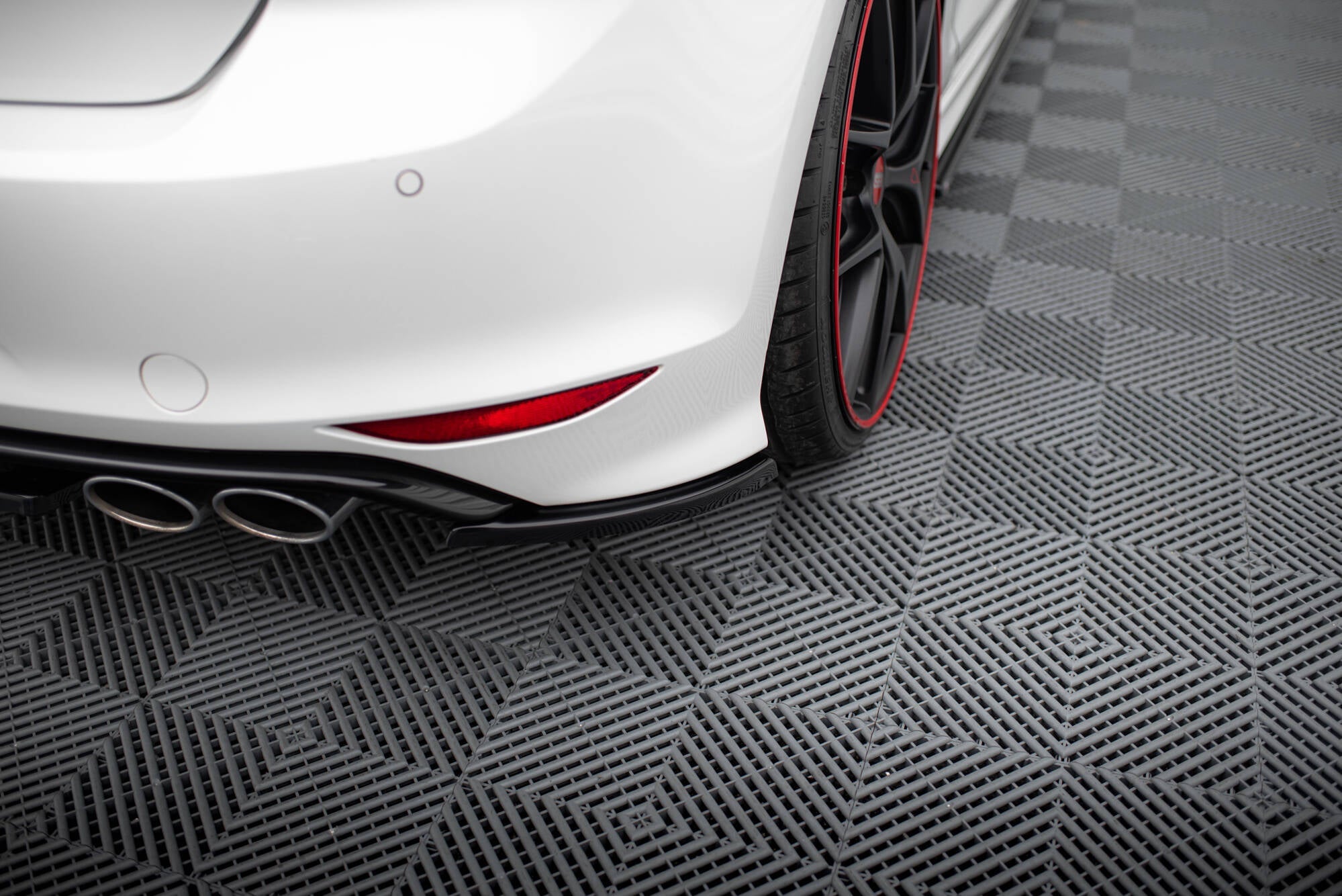 Maxton Design - Heck Ansatz Flaps Diffusor V1 für VW Golf 7 R / R - Line - Aerowerk.