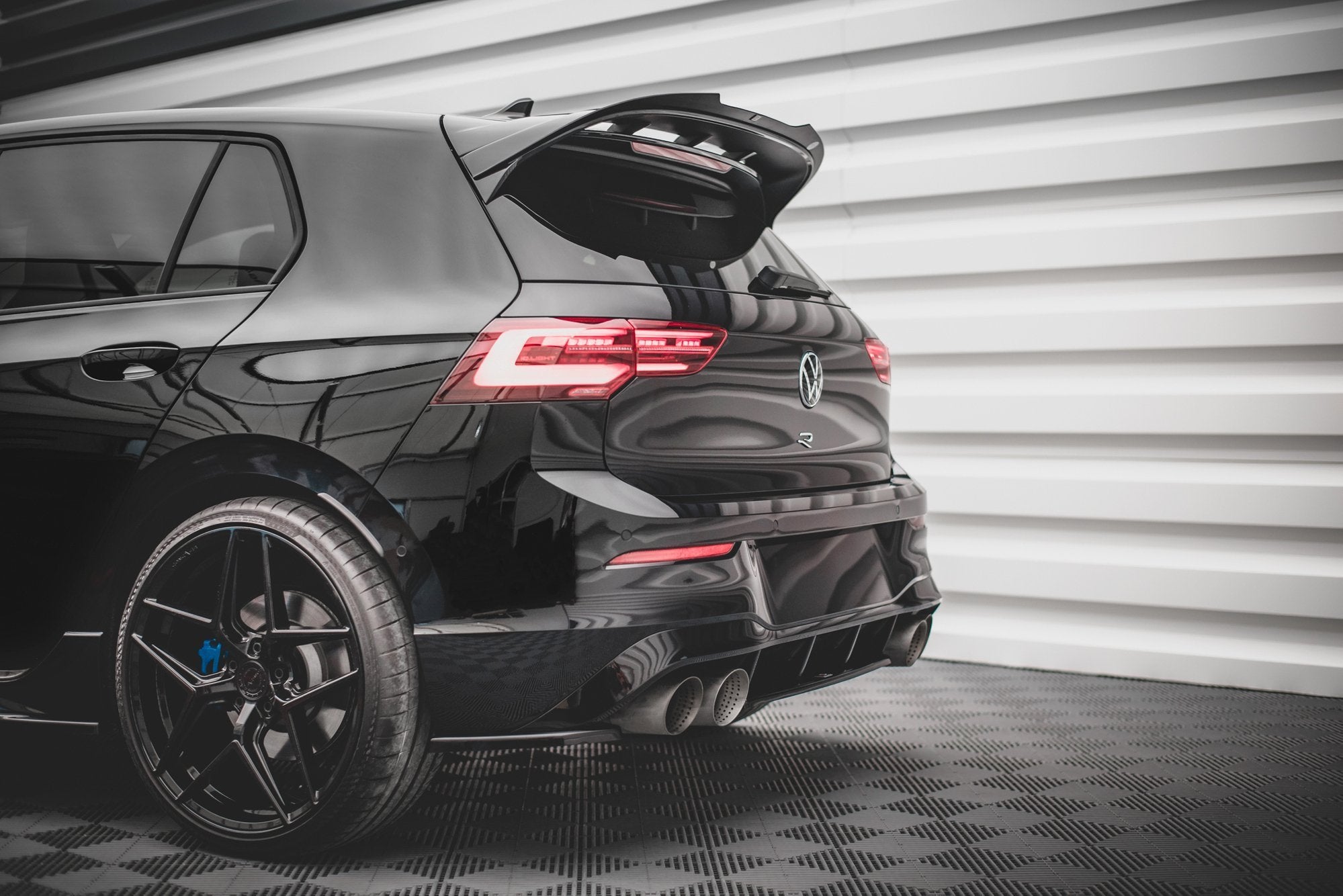 Maxton Design - Heck Ansatz Flaps Diffusor V1 für VW Golf R Mk8 Facelift - Aerowerk.