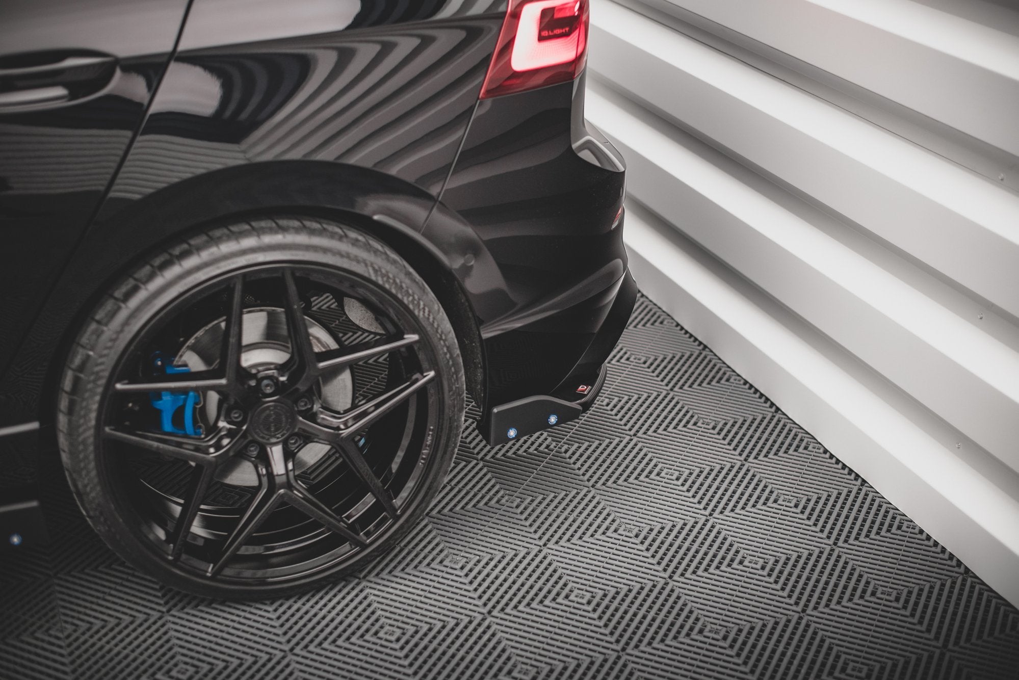 Maxton Design - Heck Ansatz Flaps Diffusor V2 + Flaps für VW Golf R Mk8 Facelift - Aerowerk.