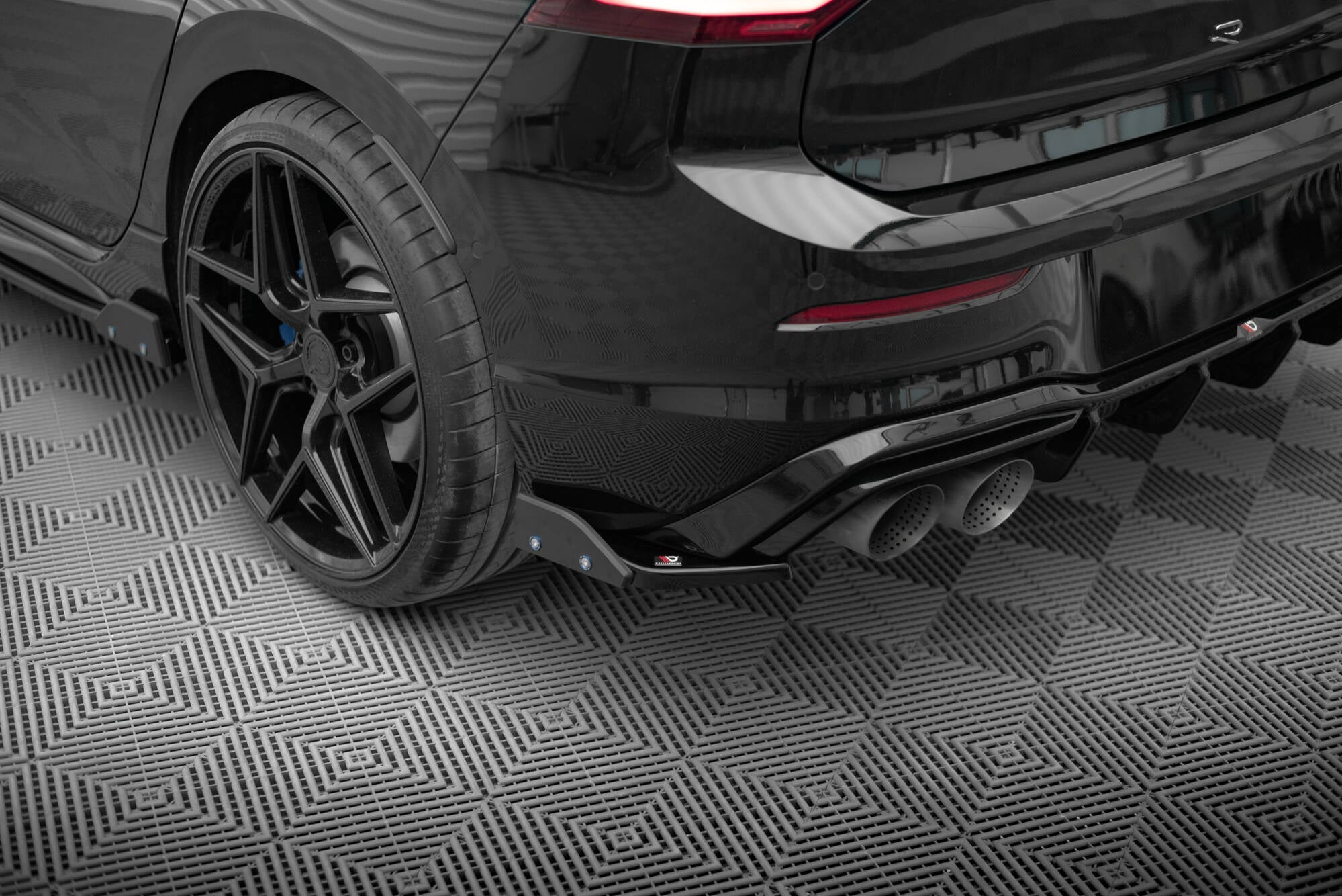 Maxton Design - Heck Ansatz Flaps Diffusor V6 + Flaps für VW Golf R Mk8 Facelift - Aerowerk.
