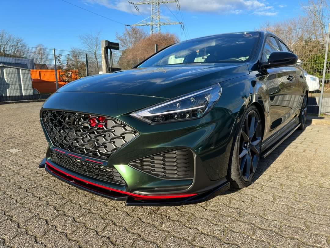 FLOW DOWN® Magnet-Kennzeichenhalter für Hyundai I30N Facelift – Rahmenlose Kennzeichenhalter mit starken Magneten für eine unsichtbare und sichere Befestigung. Passgenau für den Kühlergrill, getestet bis 280 km/h. Ideal für ein sauberes Fahrzeug-Design und perfekte Fotos. Kompatibel mit Alu- und 3D-Kennzeichen sowie internationalen Nummernschildern.