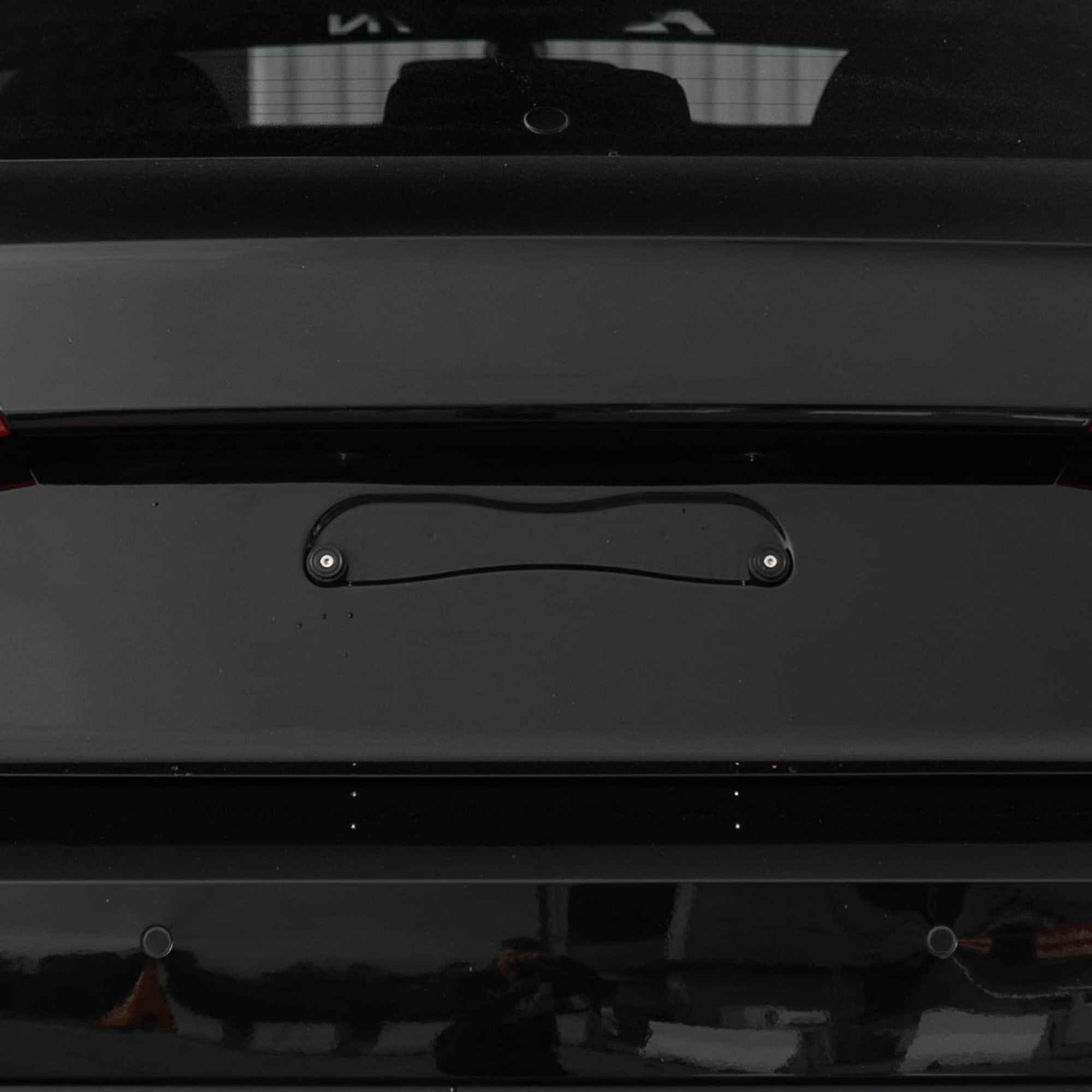 FLOW DOWN® Magnet-Kennzeichenhalter für Audi A3/S3/RS3 TT/RS – Rahmenlose Magnet-Kennzeichenhalter für eine unsichtbare, sichere und schnelle Befestigung. Perfekt für Fotoshootings und ein cleanes Fahrzeug-Design. Kompatibel mit Alu- und 3D-Kennzeichen sowie internationalen Nummernschildern.