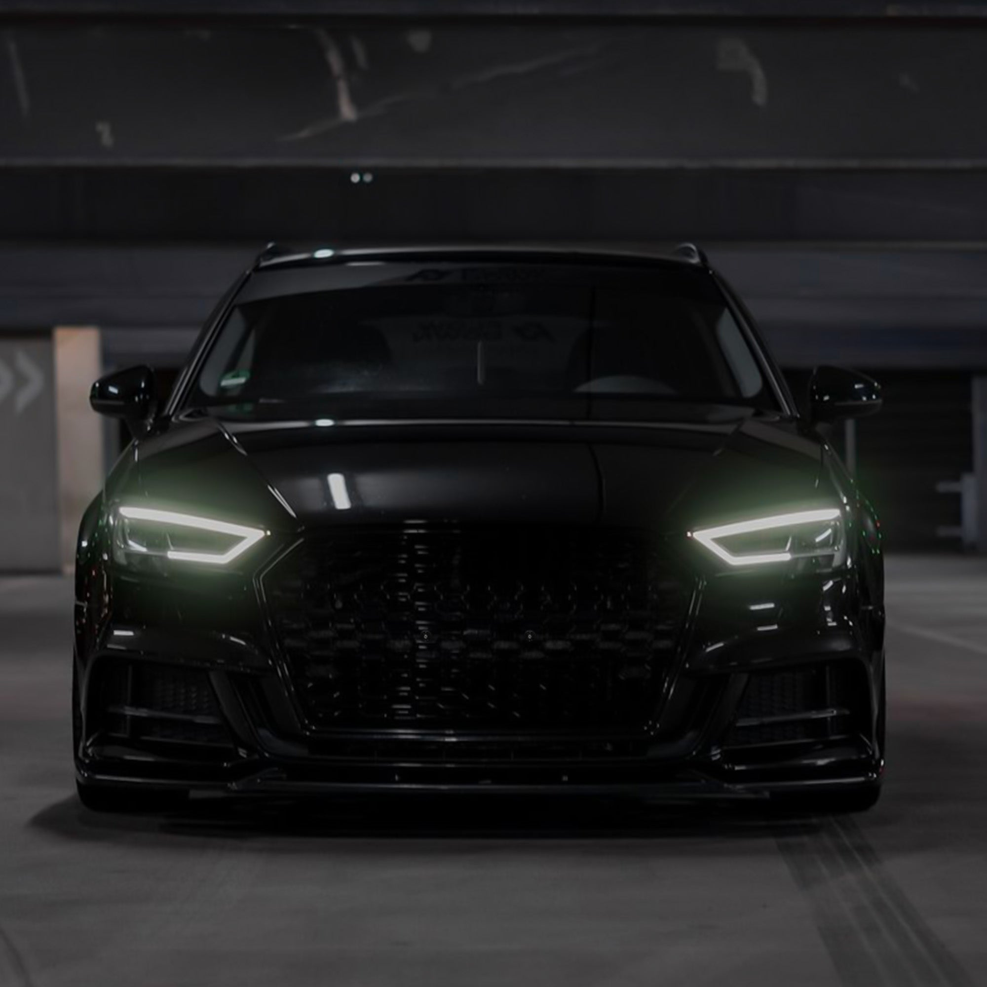 FLOW DOWN® Magnet-Kennzeichenhalter für Audi A3/S3/RS3 TT/RS – Rahmenlose Magnet-Kennzeichenhalter für eine unsichtbare, sichere und schnelle Befestigung. Perfekt für Fotoshootings und ein cleanes Fahrzeug-Design. Kompatibel mit Alu- und 3D-Kennzeichen sowie internationalen Nummernschildern.