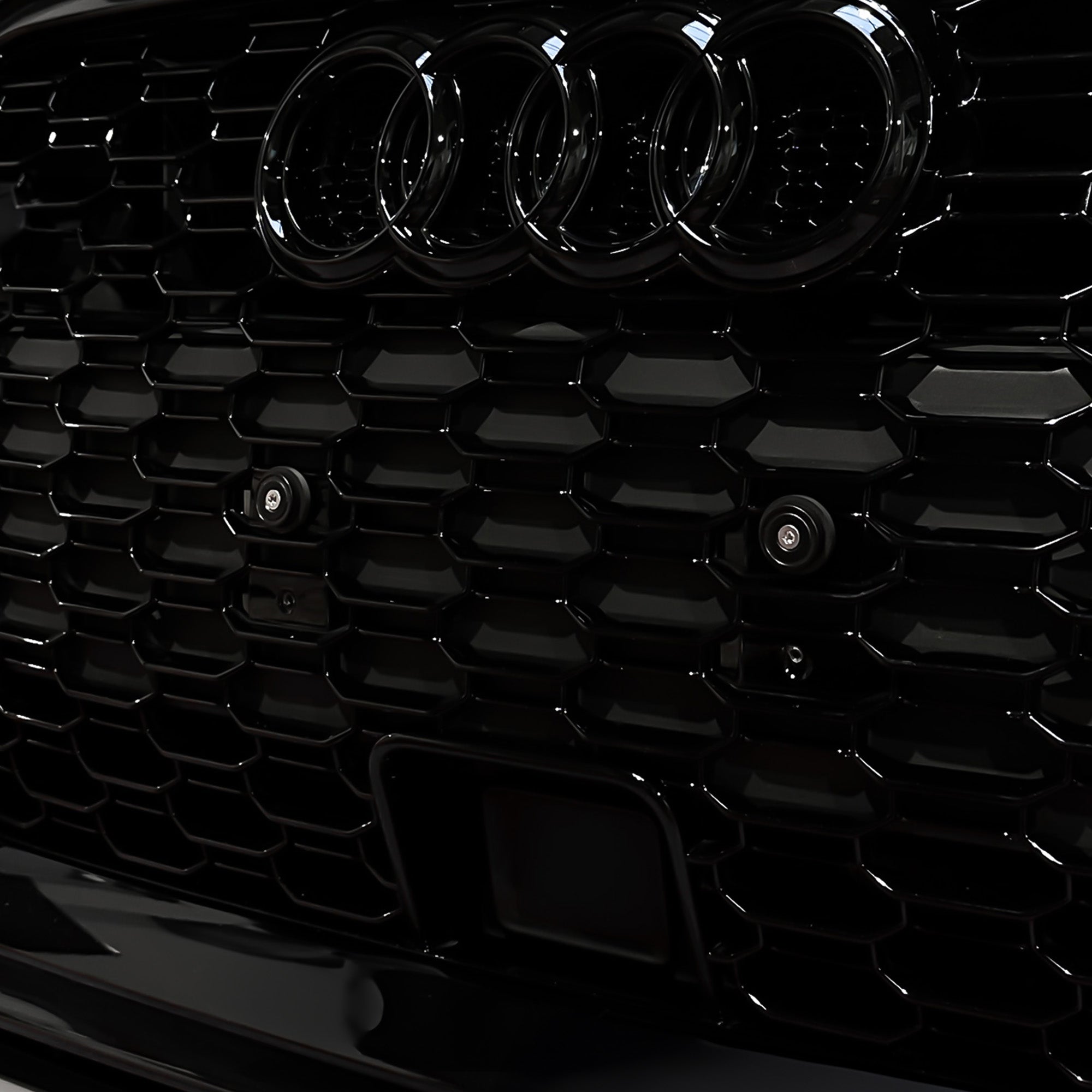 FLOW DOWN® Magnet-Kennzeichenhalter für Audi A3/S3/RS3 TT/RS – Rahmenlose Magnet-Kennzeichenhalter für eine unsichtbare, sichere und schnelle Befestigung. Perfekt für Fotoshootings und ein cleanes Fahrzeug-Design. Kompatibel mit Alu- und 3D-Kennzeichen sowie internationalen Nummernschildern.