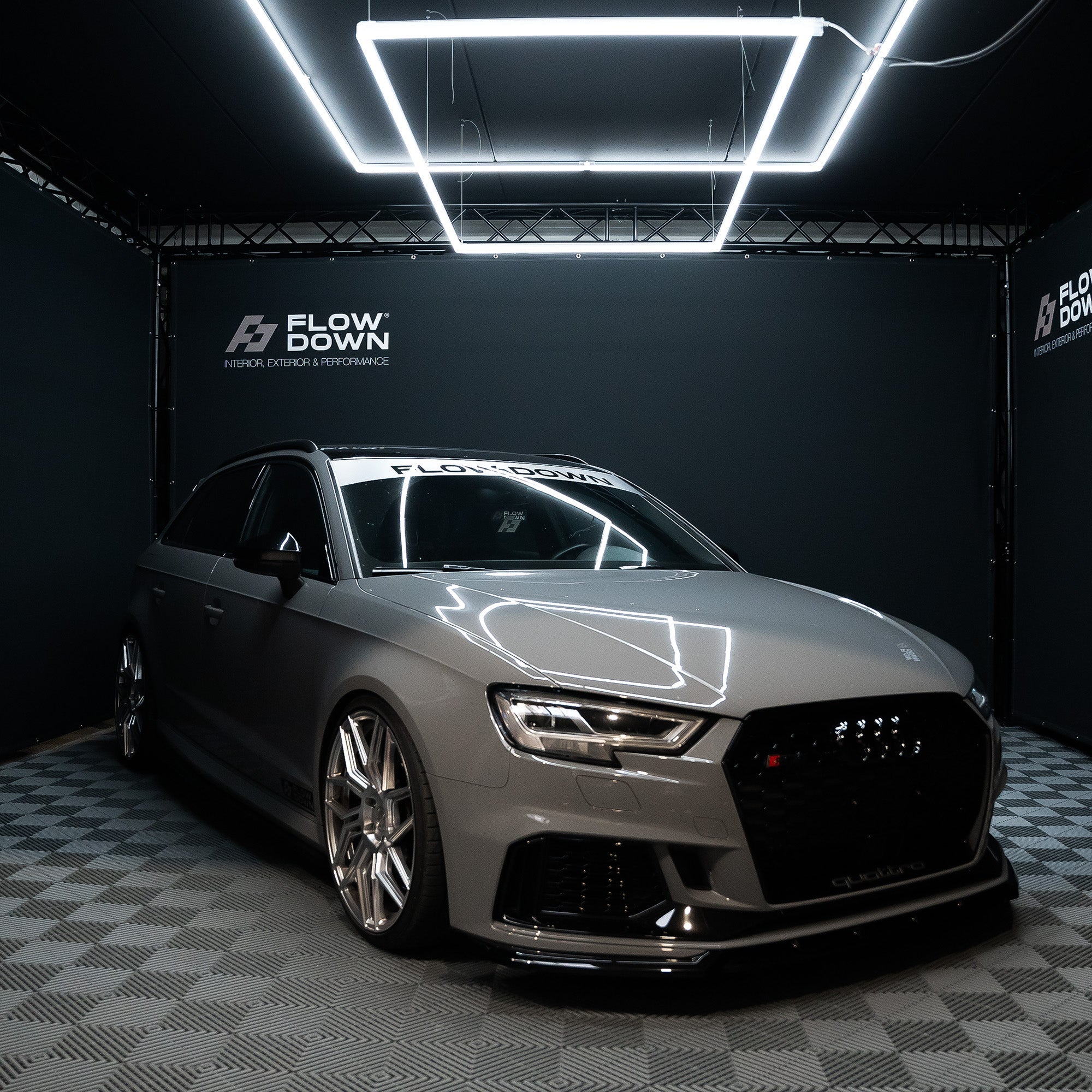FLOW DOWN® Magnet-Kennzeichenhalter für Audi S3/RS3 8V – Rahmenlose Magnet-Kennzeichenhalter für eine unsichtbare, sichere und schnelle Befestigung. Ideal für Fotoshootings und ein cleanes Fahrzeug-Design. Kompatibel mit Alu- und 3D-Kennzeichen sowie internationalen Nummernschildern.