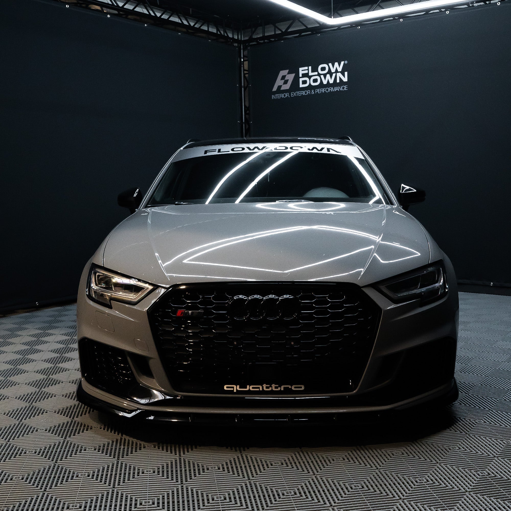 FLOW DOWN® Magnet-Kennzeichenhalter für Audi S3/RS3 8V – Rahmenlose Magnet-Kennzeichenhalter für eine unsichtbare, sichere und schnelle Befestigung. Ideal für Fotoshootings und ein cleanes Fahrzeug-Design. Kompatibel mit Alu- und 3D-Kennzeichen sowie internationalen Nummernschildern.