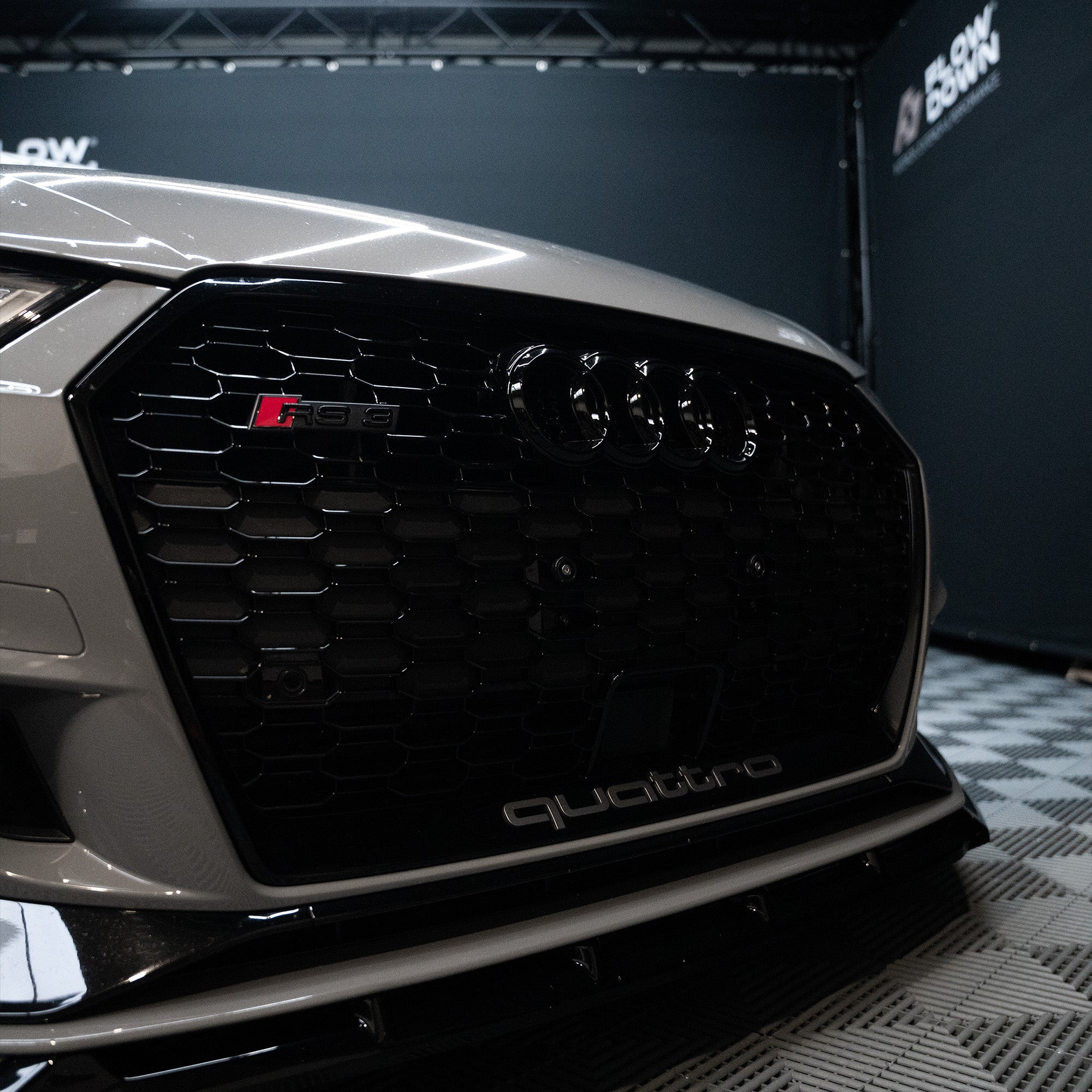 FLOW DOWN® Magnet-Kennzeichenhalter für Audi S3/RS3 8V – Rahmenlose Magnet-Kennzeichenhalter für eine unsichtbare, sichere und schnelle Befestigung. Ideal für Fotoshootings und ein cleanes Fahrzeug-Design. Kompatibel mit Alu- und 3D-Kennzeichen sowie internationalen Nummernschildern.