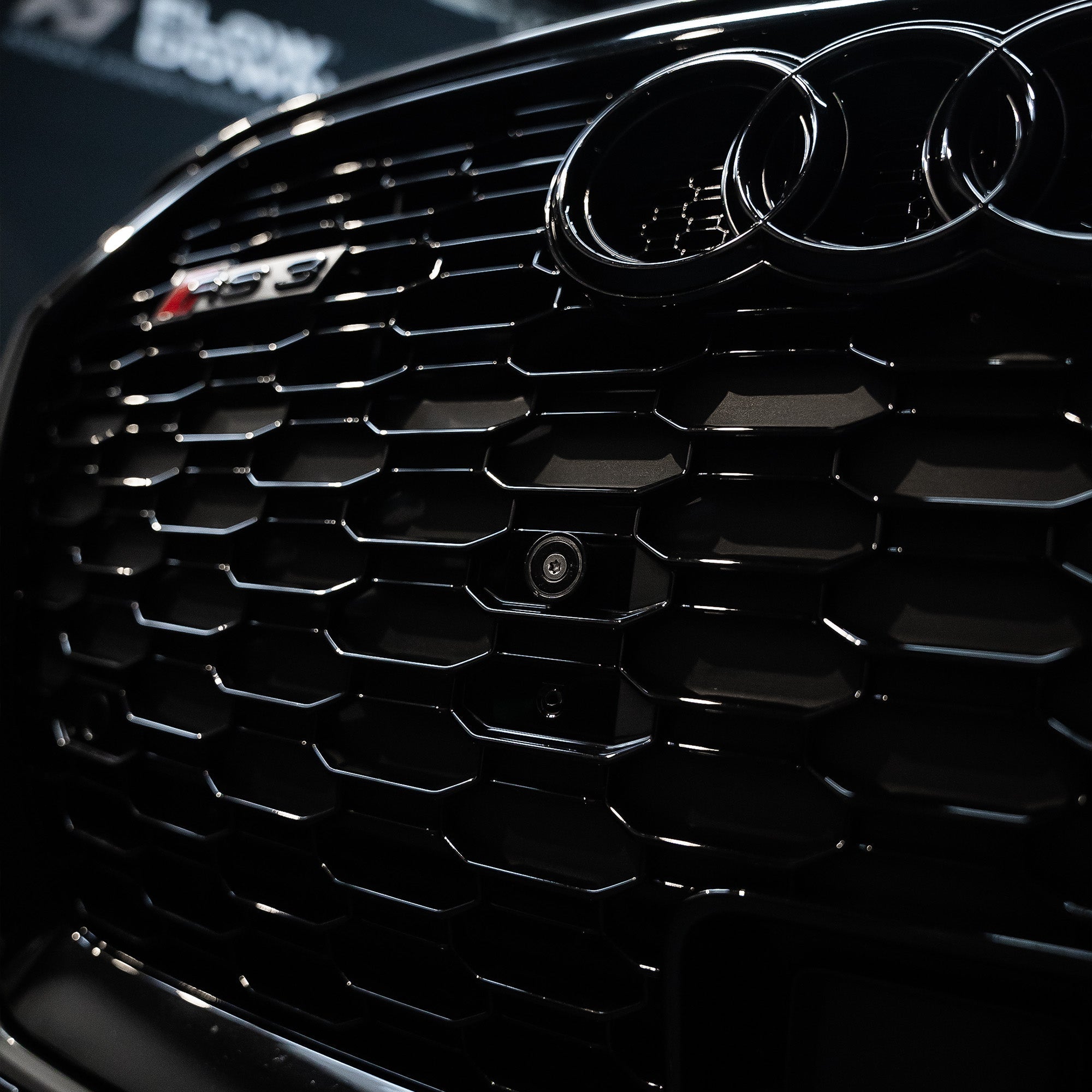 FLOW DOWN® Magnet-Kennzeichenhalter für Audi S3/RS3 8V – Rahmenlose Magnet-Kennzeichenhalter für eine unsichtbare, sichere und schnelle Befestigung. Ideal für Fotoshootings und ein cleanes Fahrzeug-Design. Kompatibel mit Alu- und 3D-Kennzeichen sowie internationalen Nummernschildern.