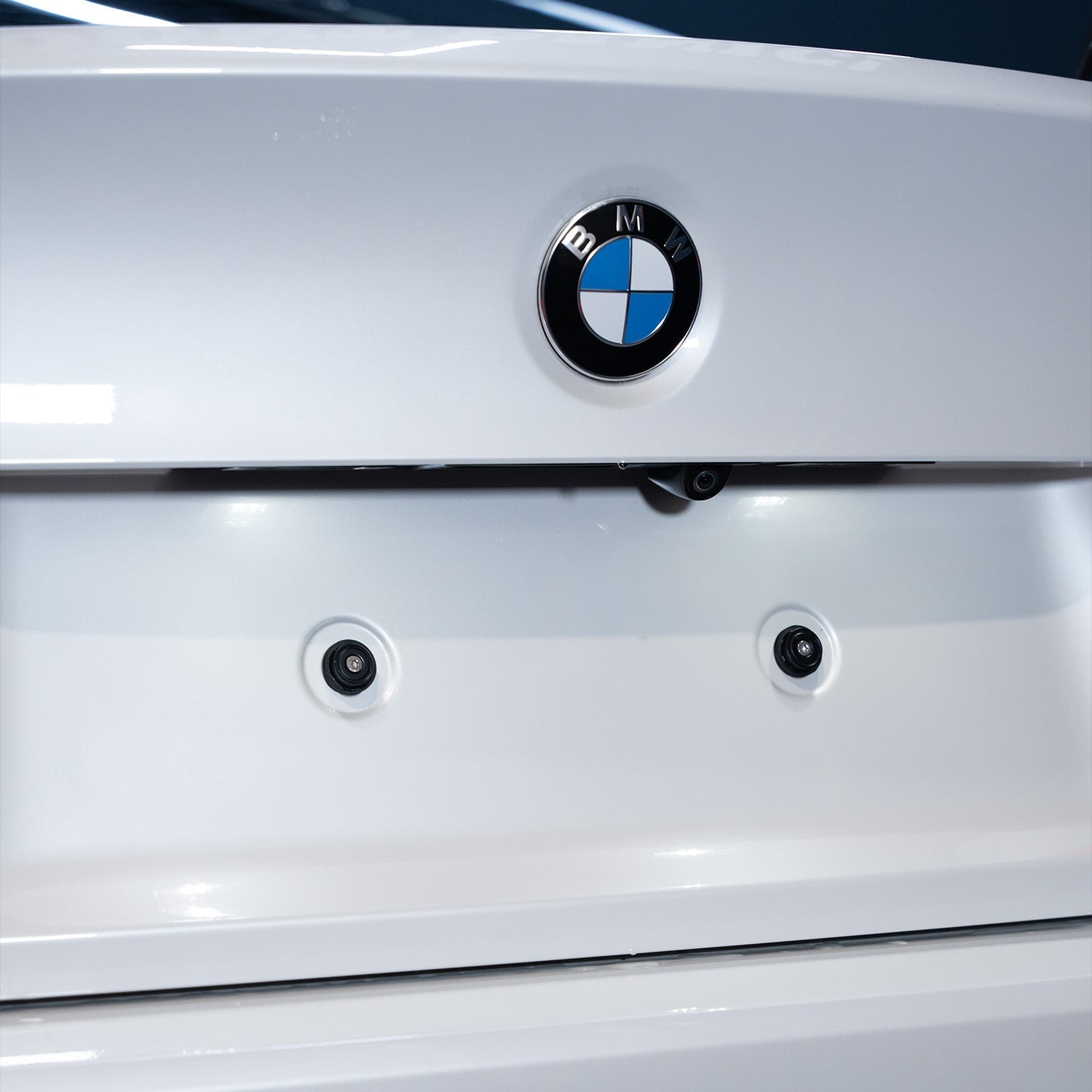 FLOW DOWN® Magnet-Kennzeichenhalter für BMW M2/M3/M4 (F87/F80/F82/F83) – Rahmenlose Kennzeichenhalter mit starken Magneten für eine unsichtbare, sichere und schnelle Befestigung. Ideal für Fotoshootings und ein sauberes Fahrzeug-Design. Kompatibel mit Alu- und 3D-Kennzeichen sowie internationalen Nummernschildern.