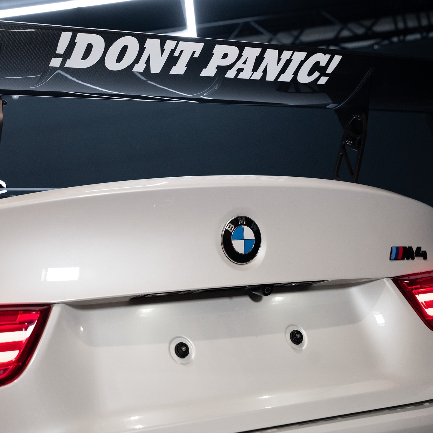 FLOW DOWN® Magnet-Kennzeichenhalter für BMW M2/M3/M4 (F87/F80/F82/F83) – Rahmenlose Kennzeichenhalter mit starken Magneten für eine unsichtbare, sichere und schnelle Befestigung. Ideal für Fotoshootings und ein sauberes Fahrzeug-Design. Kompatibel mit Alu- und 3D-Kennzeichen sowie internationalen Nummernschildern.