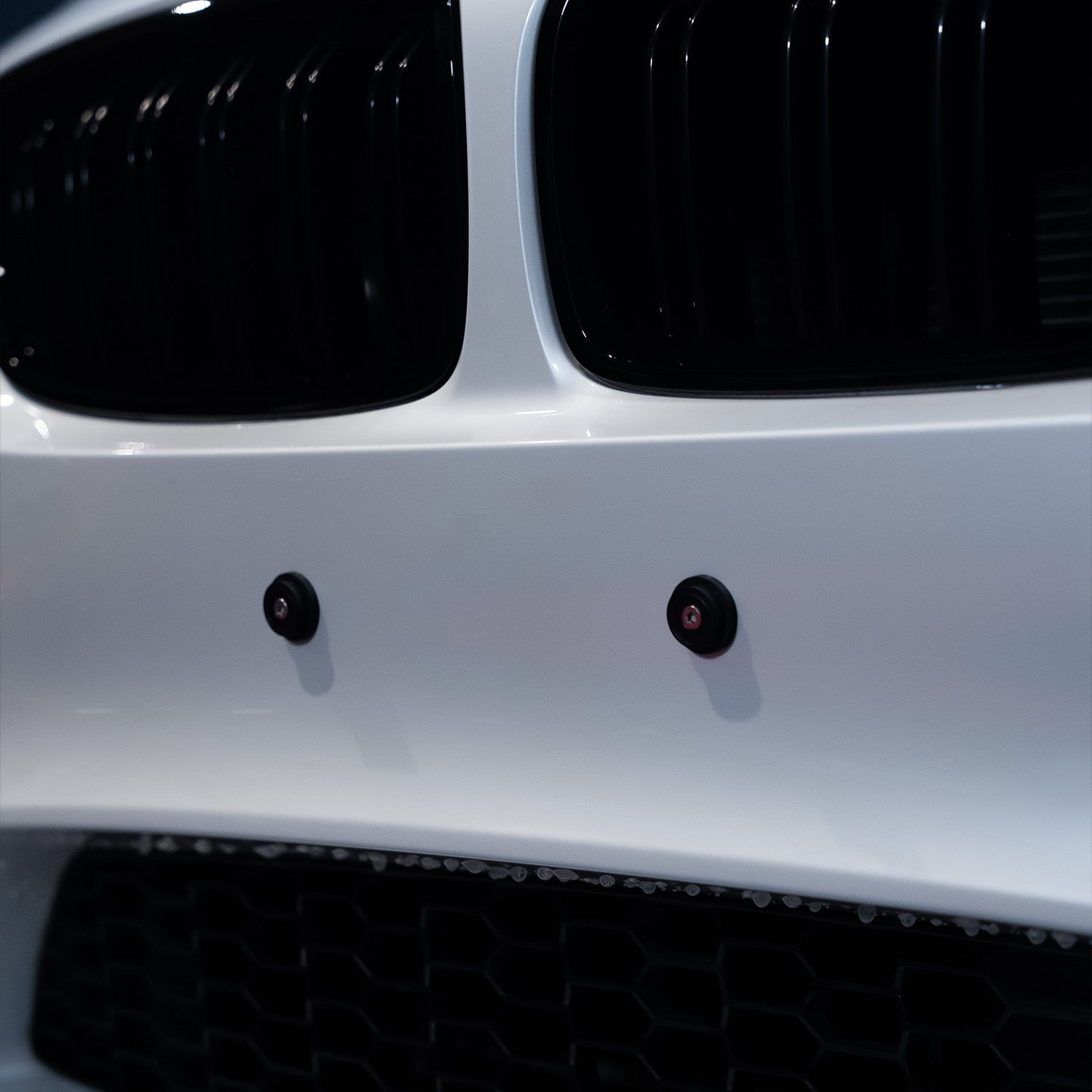 FLOW DOWN® Magnet-Kennzeichenhalter für BMW M2/M3/M4 (F87/F80/F82/F83) – Rahmenlose Kennzeichenhalter mit starken Magneten für eine unsichtbare, sichere und schnelle Befestigung. Ideal für Fotoshootings und ein sauberes Fahrzeug-Design. Kompatibel mit Alu- und 3D-Kennzeichen sowie internationalen Nummernschildern.