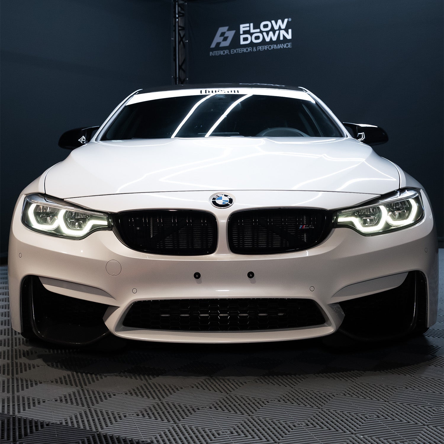 FLOW DOWN® Magnet-Kennzeichenhalter für BMW M2/M3/M4 (F87/F80/F82/F83) – Rahmenlose Kennzeichenhalter mit starken Magneten für eine unsichtbare, sichere und schnelle Befestigung. Ideal für Fotoshootings und ein sauberes Fahrzeug-Design. Kompatibel mit Alu- und 3D-Kennzeichen sowie internationalen Nummernschildern.