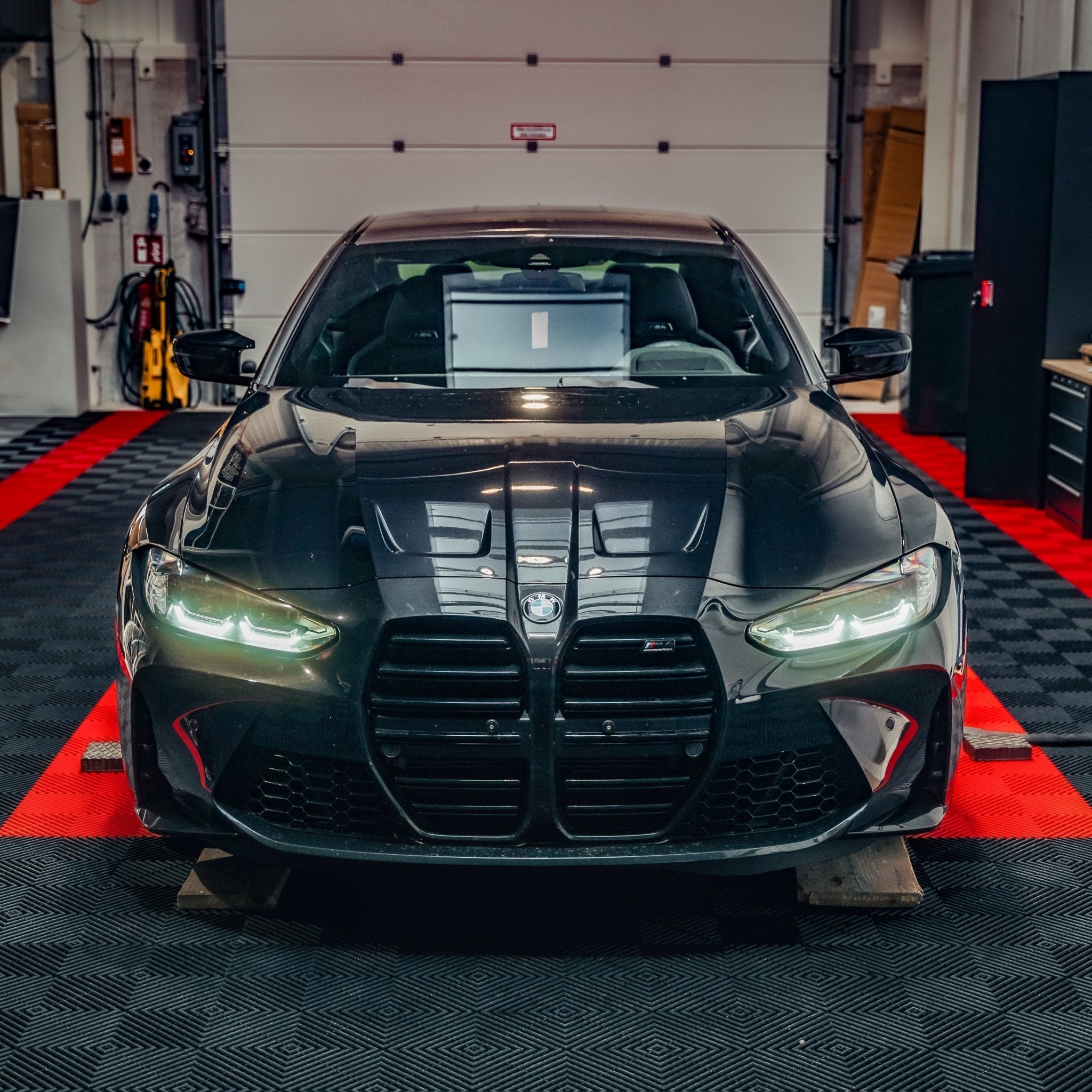 FLOW DOWN® Magnet-Kennzeichenhalter für BMW M3/M4 (G80/G81/G82/G83) – Rahmenlose Magnet-Kennzeichenhalter für eine unsichtbare, sichere und schnelle Befestigung. Ideal für Fotoshootings und ein cleanes Fahrzeug-Design. Kompatibel mit Alu- und 3D-Kennzeichen sowie internationalen Nummernschildern.