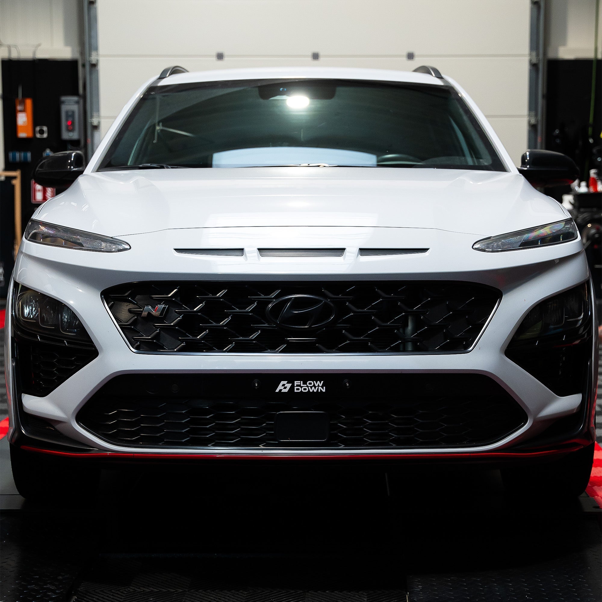 FLOW DOWN® Magnet-Kennzeichenhalter für Hyundai Kona N – Rahmenlose Magnet-Kennzeichenhalter für eine unsichtbare, sichere und schnelle Befestigung. Perfekt für Fotoshootings und ein cleanes Fahrzeug-Design. Kompatibel mit Alu- und 3D-Kennzeichen sowie internationalen Nummernschildern.